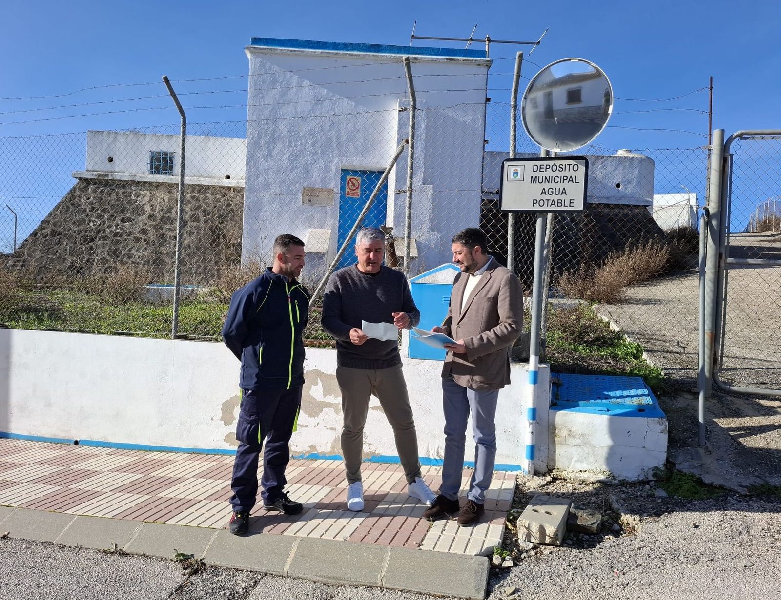Dirigentes socialistas en su visita al depósito municipal de agua potable.