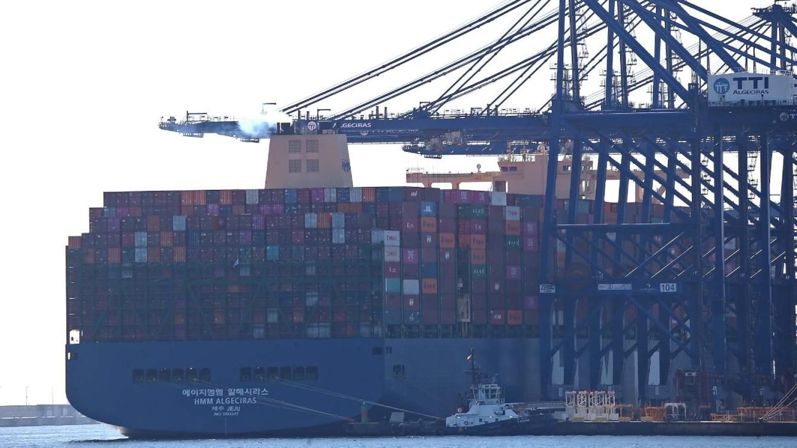 El 'HMM Algeciras', en la terminal de TTI.