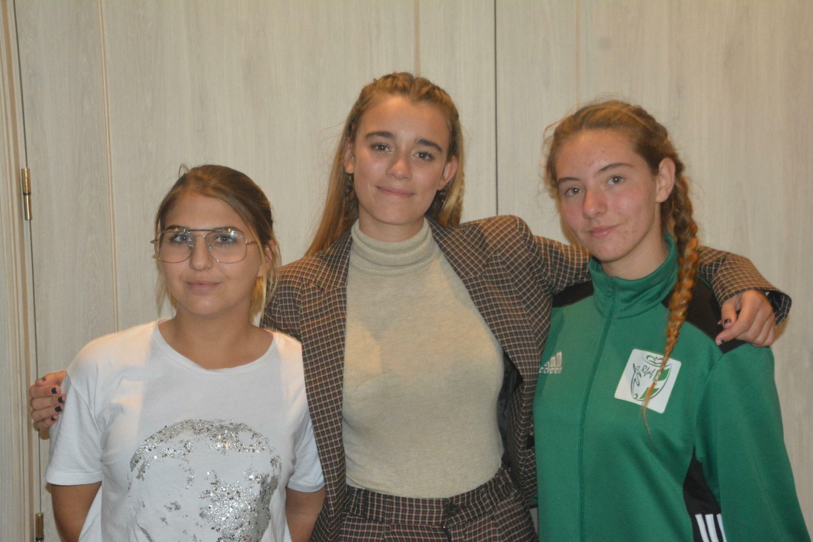 Irene Rodríguez, escoltada por sus asistentes del sábado, Miriam Ponce (i) y María de la Trinidad Scapachini.