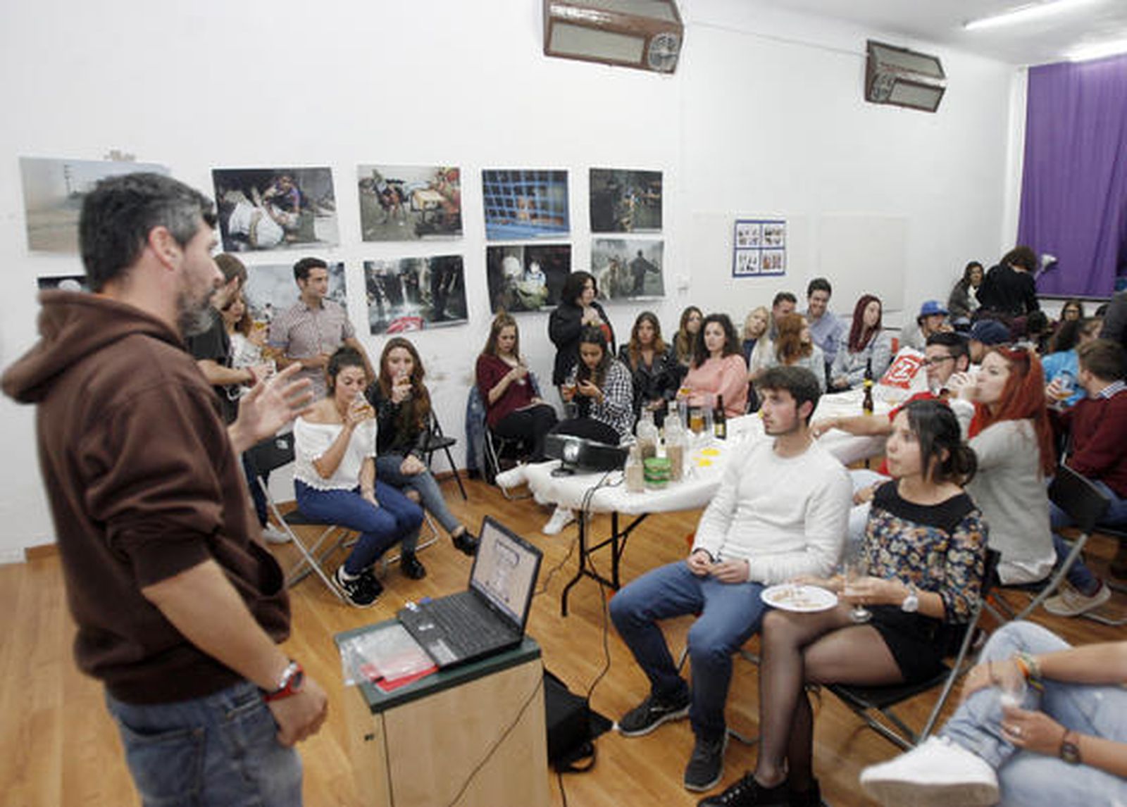 Cata de cerveza en La Tejedora. La Tejedora acogió ayer una cata de cerveza artesana -Bandolera-, una cita que congregó a un gran número de jóvenes para degustar esta variedad. / José Martínez