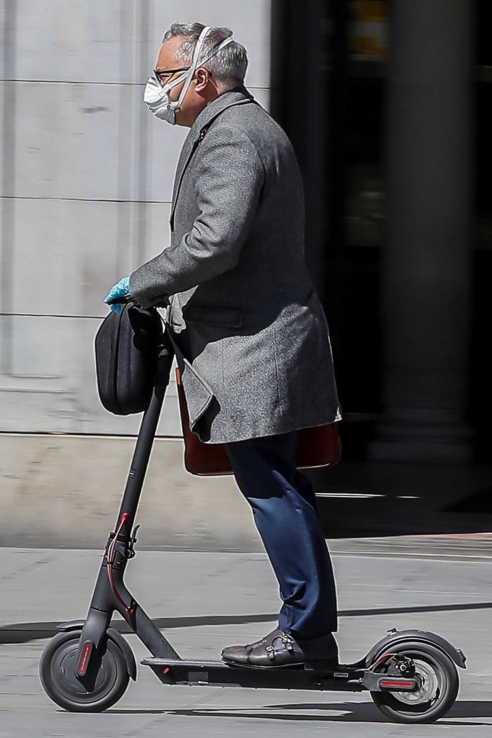Un adulto en un patinete en Sevilla.