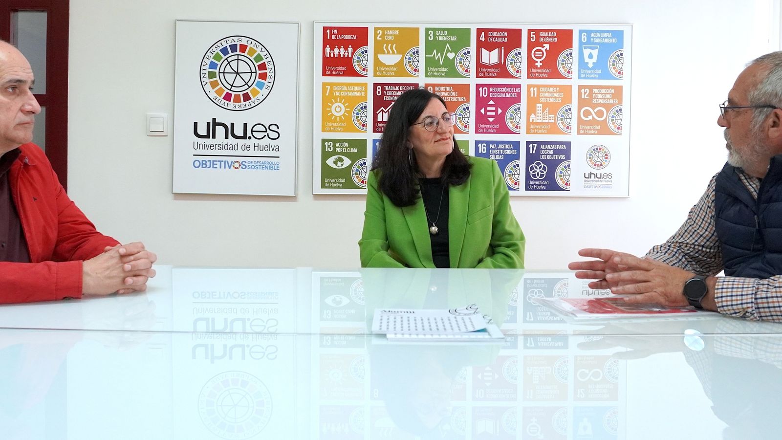 La rectora de la Universidad de Huelva con organizadores del abierto de Ajedrez