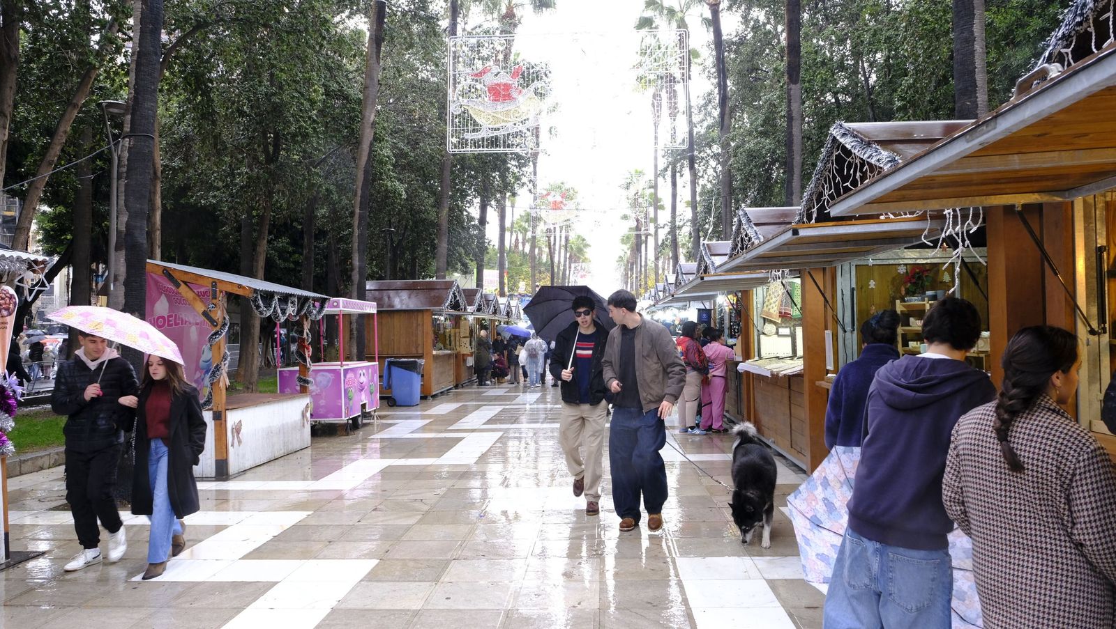 Fotografías de la cabalgata de los Reyes Magos pasada por agua en Almería