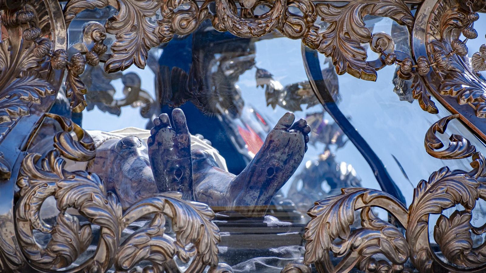 Imágenes de la salida de Santo Entierro en la Semana Santa de Cádiz 2025