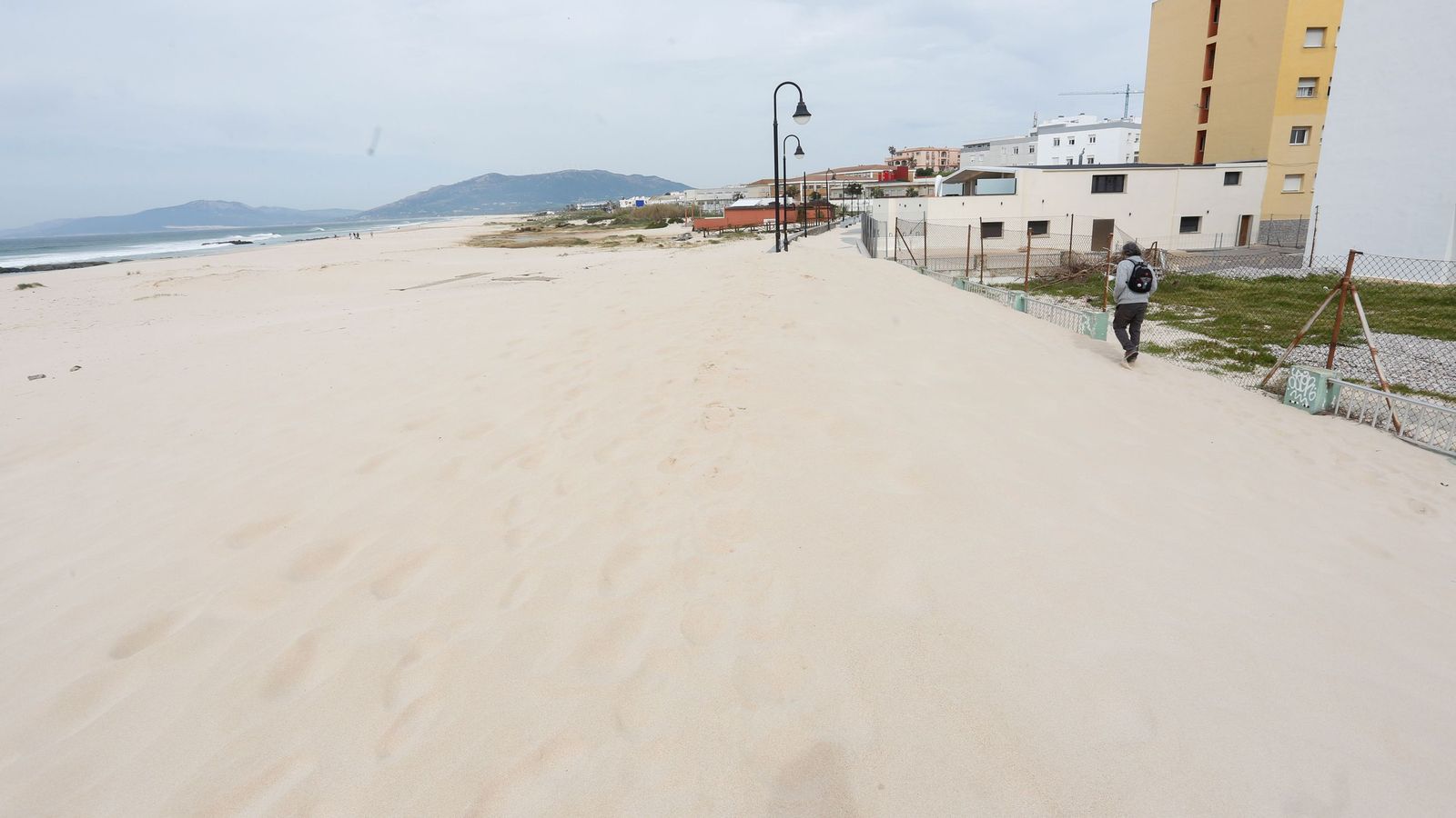 Las fotografías del paseo marítimo de Tarifa cubierto por la arena