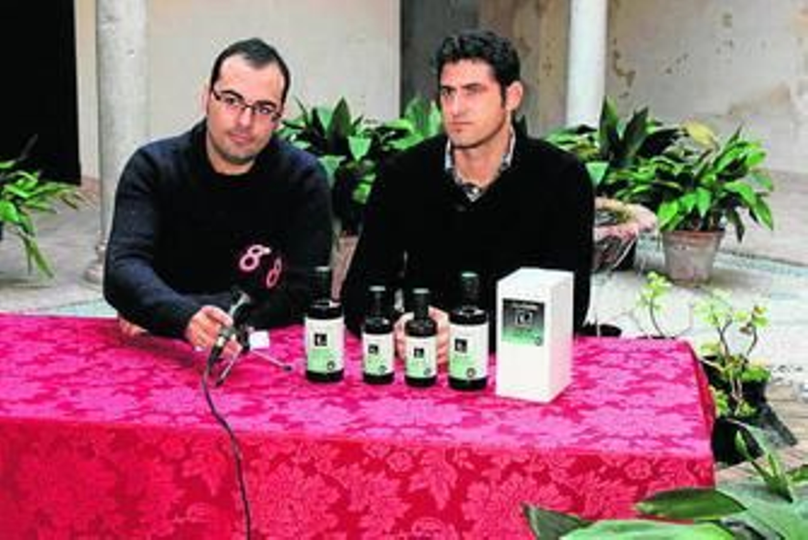 El alcalde de Bornos, Hugo Palomares, con el emprendedor Francisco J. Castilla.