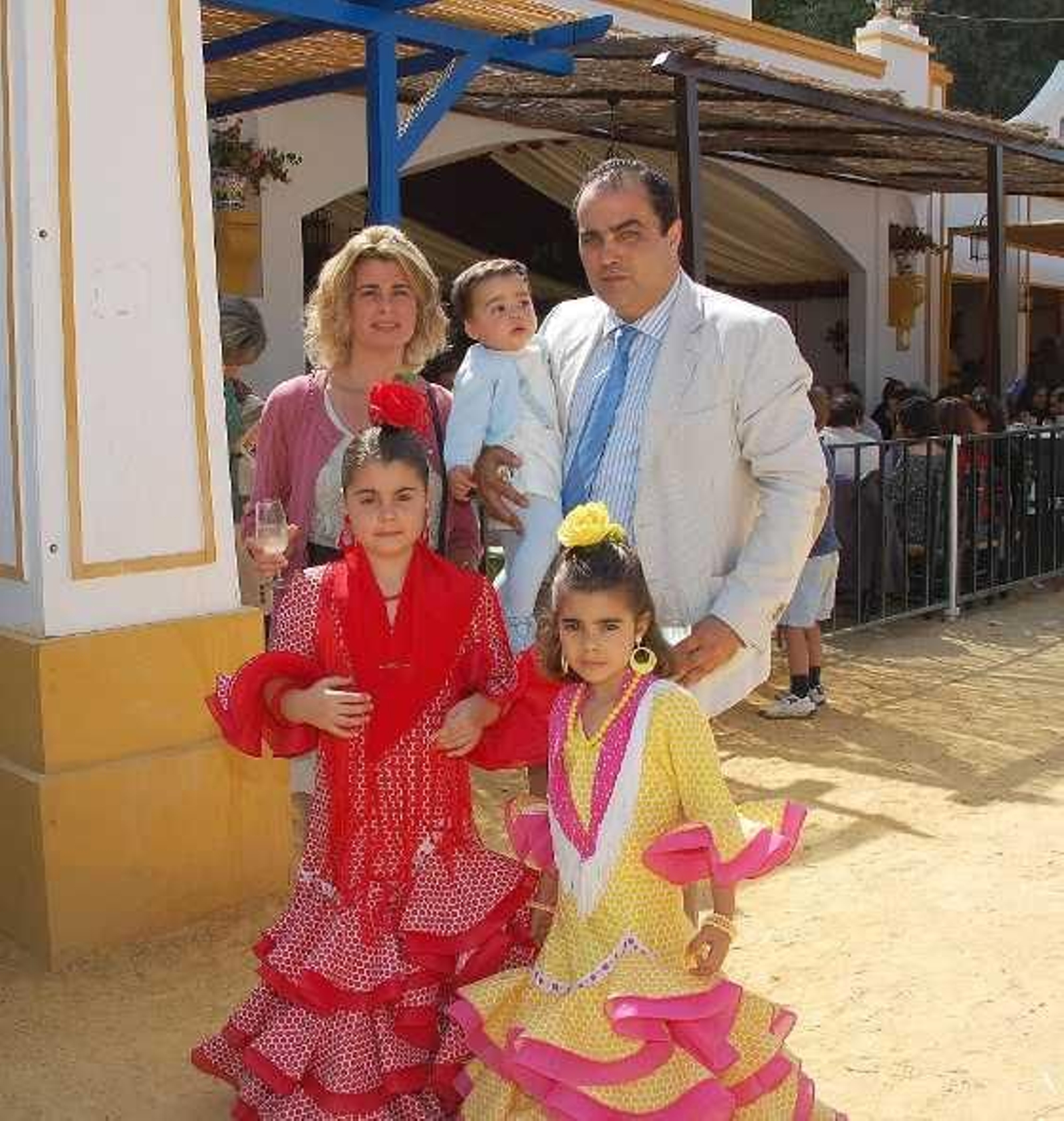 En la imagen, David Fernández, director de Diario de Jerez,  junto a su esposa Inma y sus tres hijos.

Foto: Manu Garcia