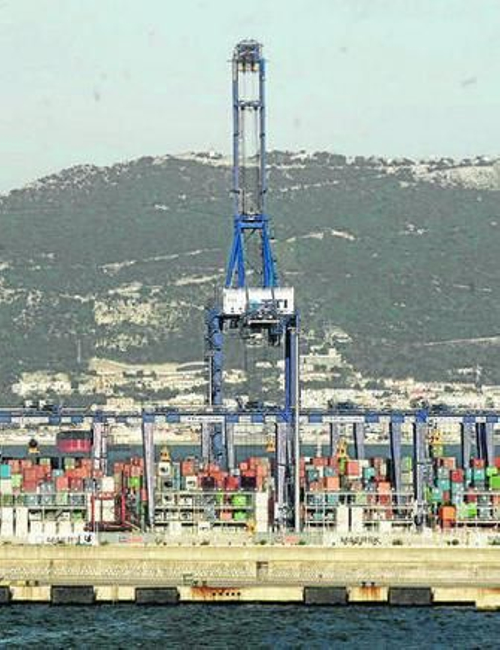 Vista de una de las grúas de TTI Algeciras, con Gibraltar al fondo.