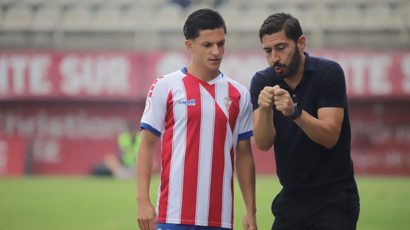 Javi Vázquez hace indicaciones a Jony Álamo.