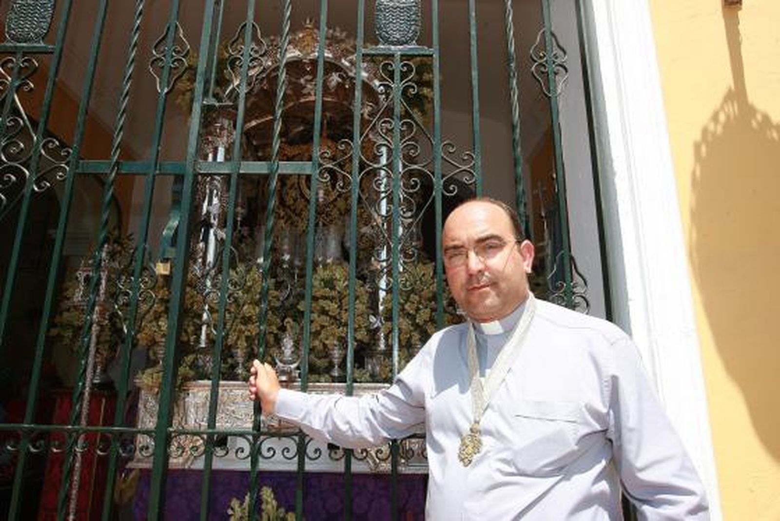 El padre Alexis, junto a la carreta del Simpecado de Jerez, a buen recaudo en la aldea almonteña.  Foto: Juan Carlos Toro