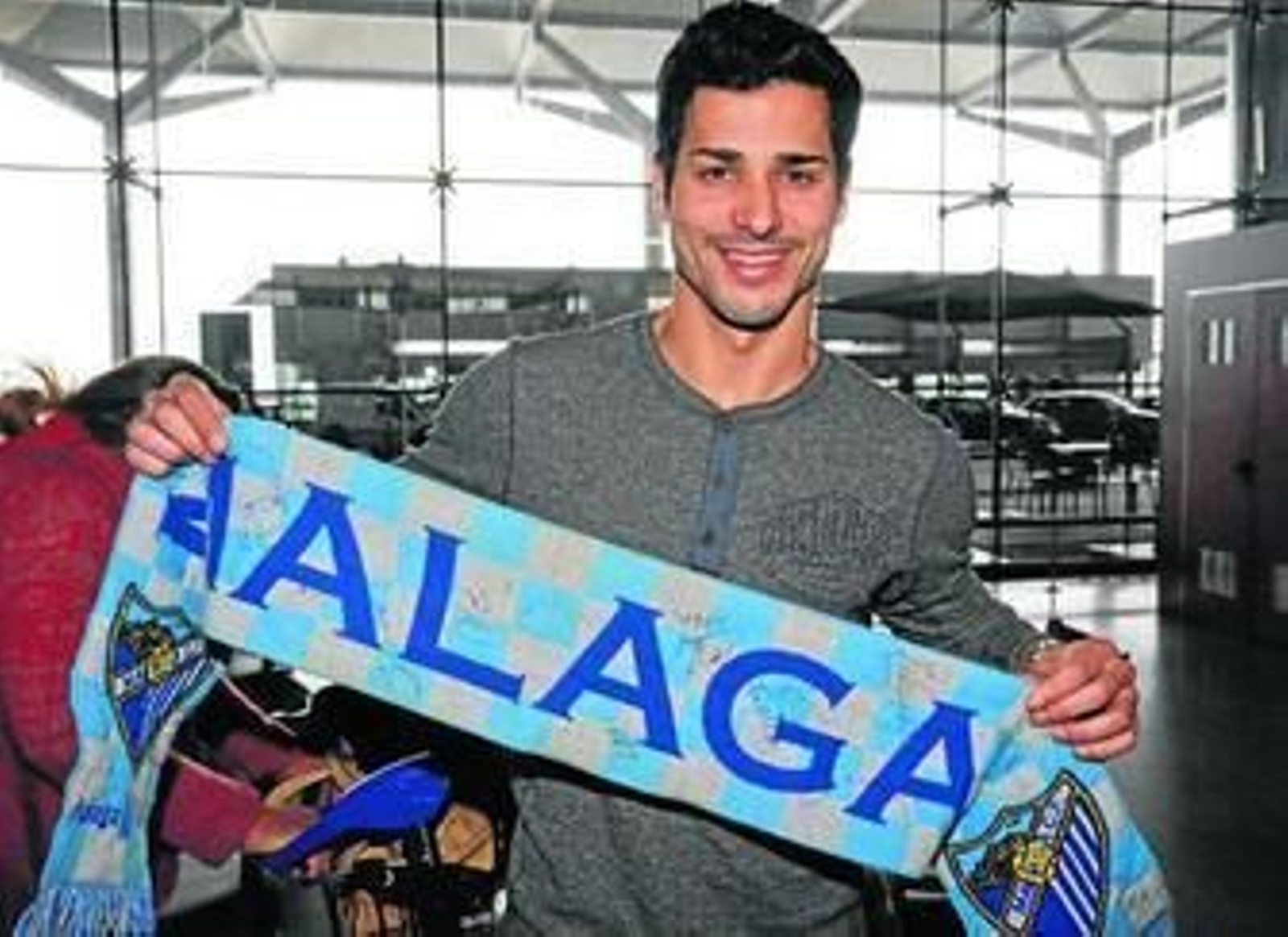 Javi Guerra posa con la bufanda del Málaga a su llegada.