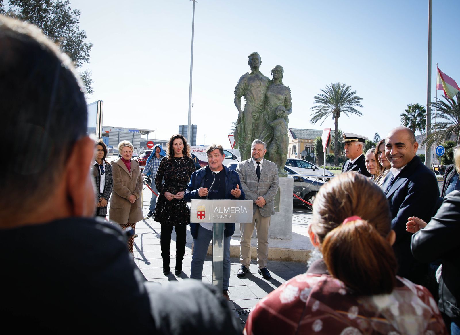 Imágenes de la inauguración sobre escultura ‘Familia Marinera’, del escultor Francisco Javier Galán, en homenaje a las familias de pescadores en Pescadería-La Chanca