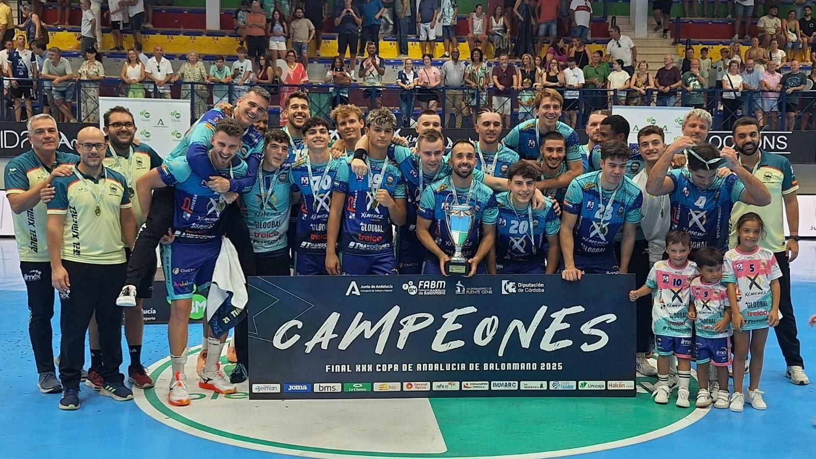Los jugadores y cuerpo técnico del Ángel Ximénez celebran la conquista de la Copa de Andalucía.