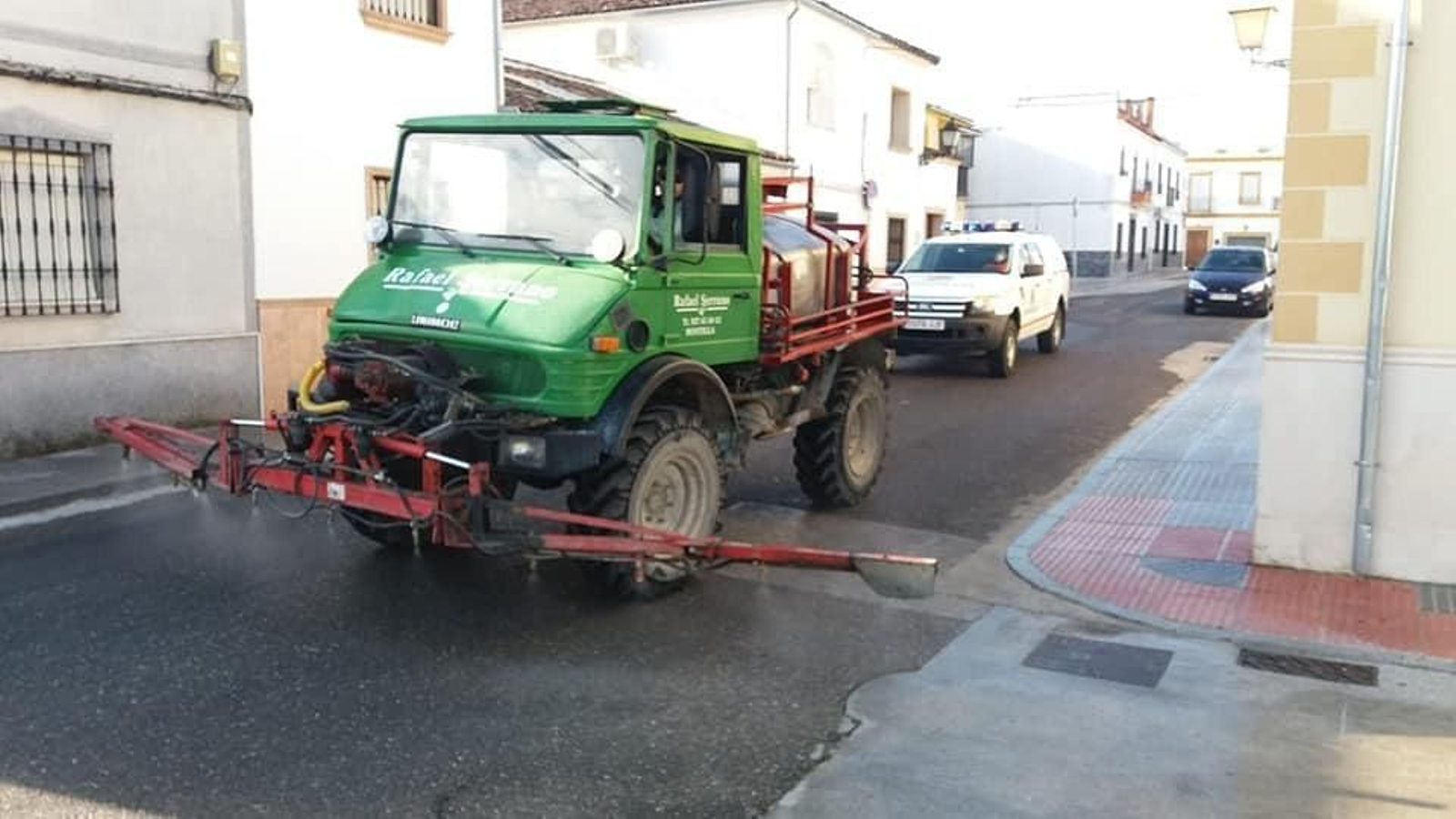 Una máquina desinfecta una calle de Montilla.