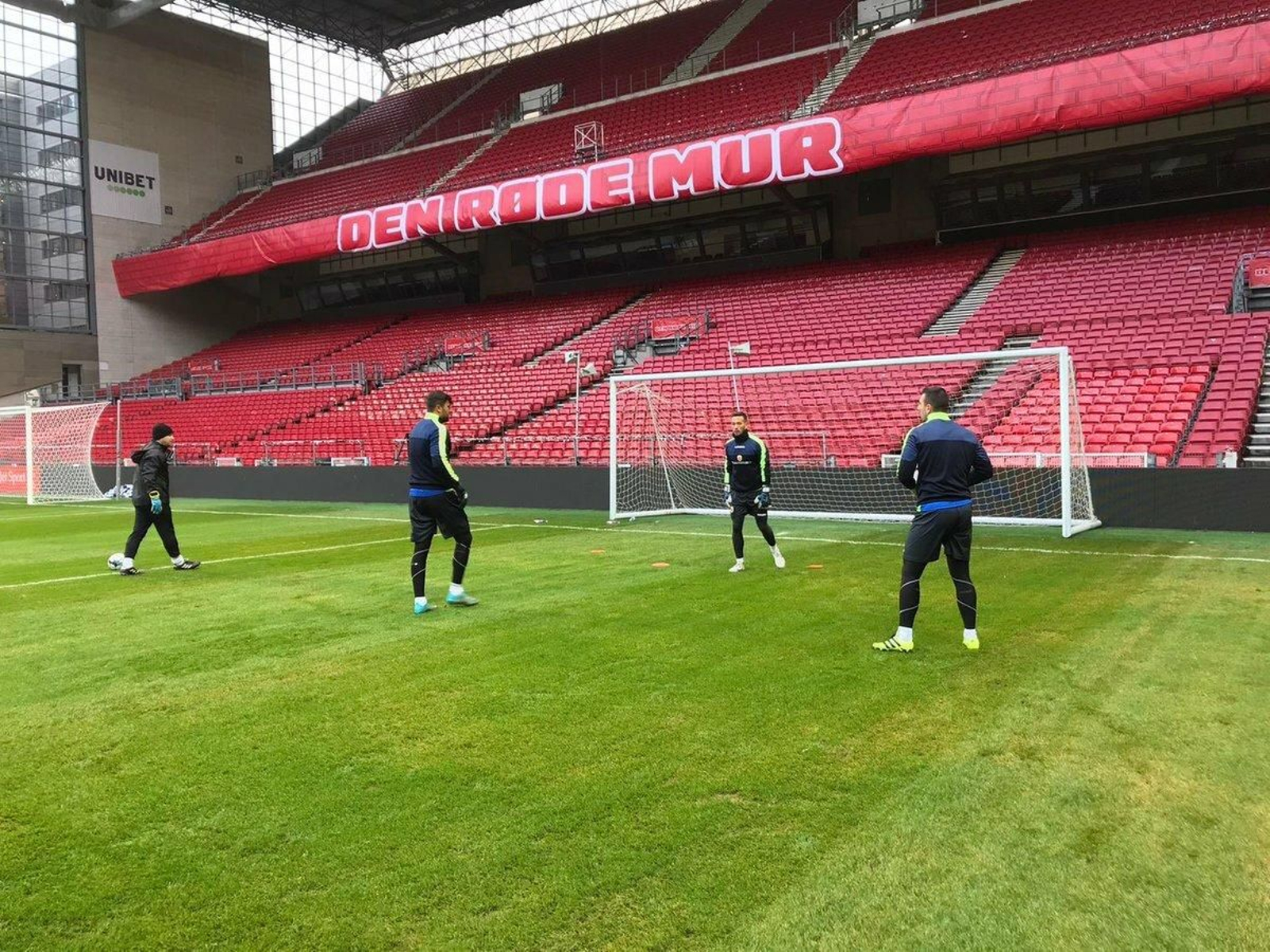 Los porteros de la selección de Gibraltar se ejercitan en Copenhague, este jueves