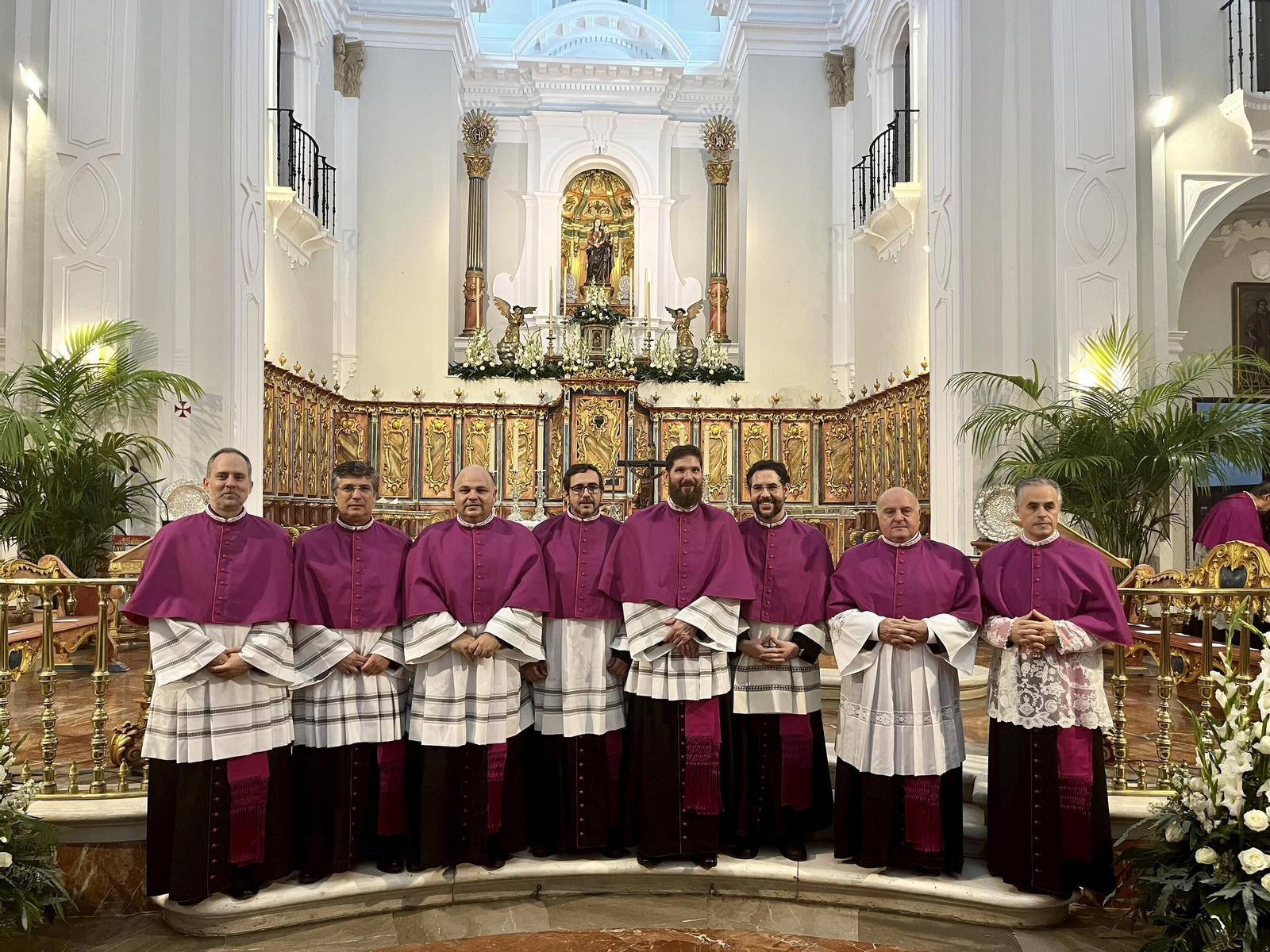 Los nuevos canónigos en la Catedral de Huelva.