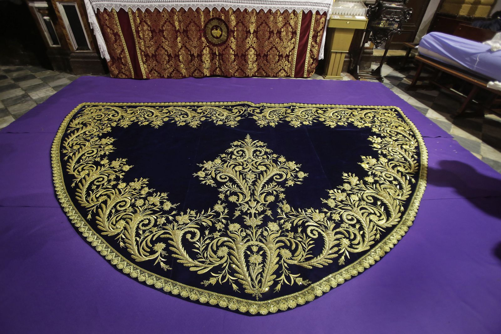 El manto de la Virgen de los Desconsuelos que han restaurado Juan Carlos Romero y Javier Piñero.