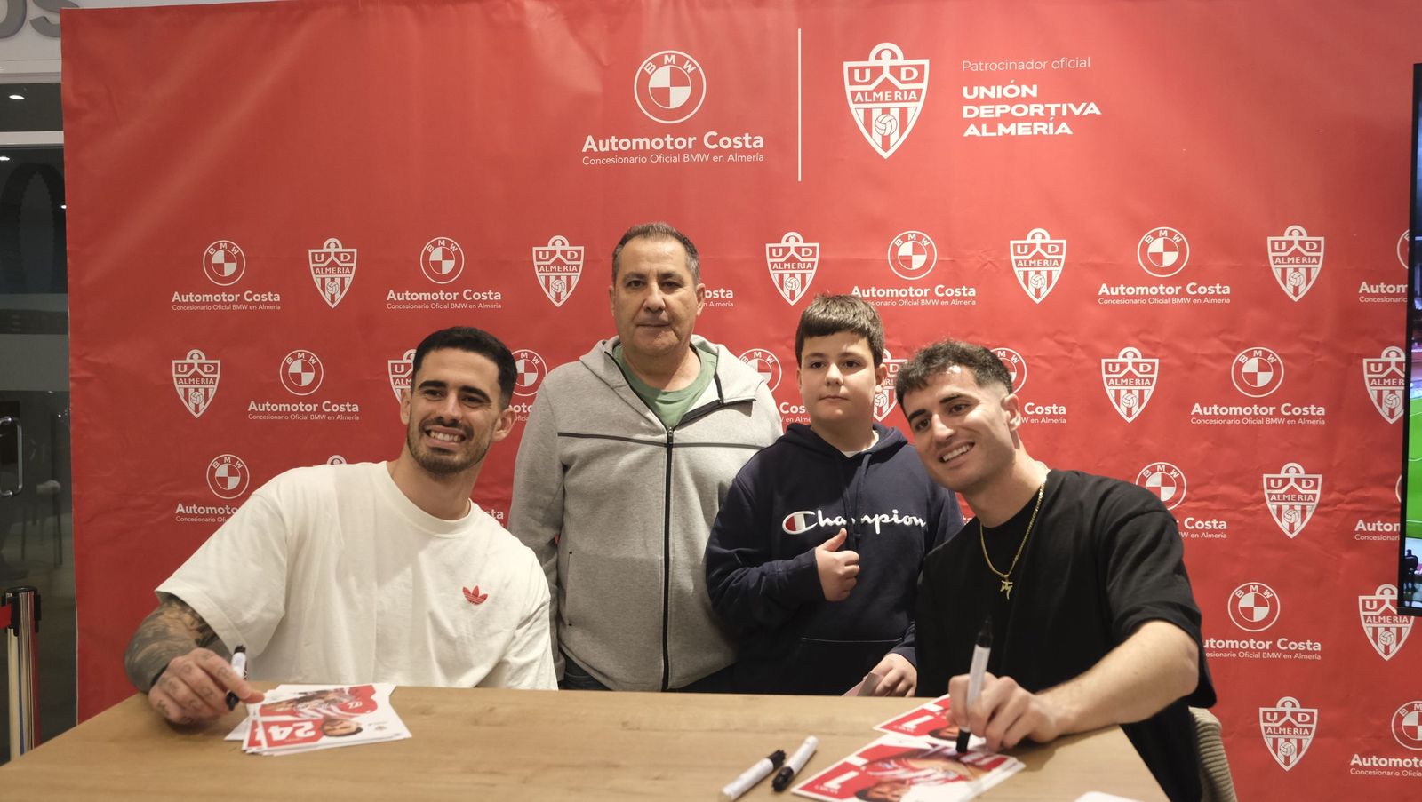 La firma de autógrafos de Jon Morcillo y Miguel de la Fuente en Automotor Costa BMW