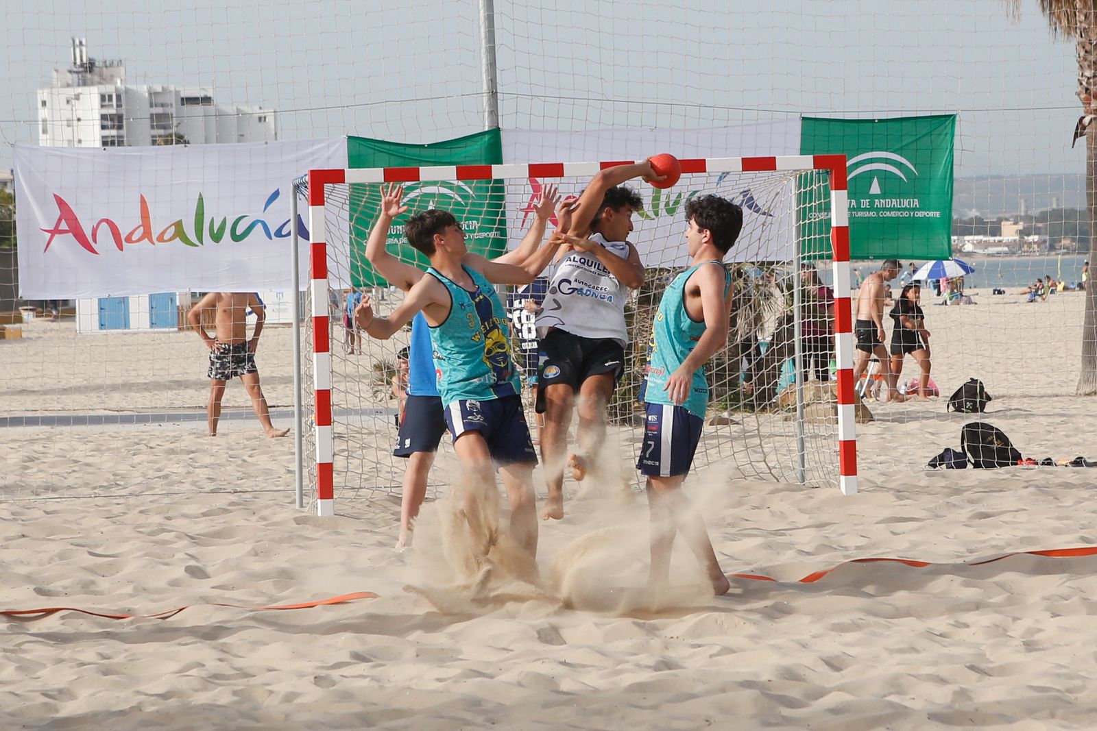 Entrenamiento de la selección andaluza juvenil de balonmano playa, en imágenes
