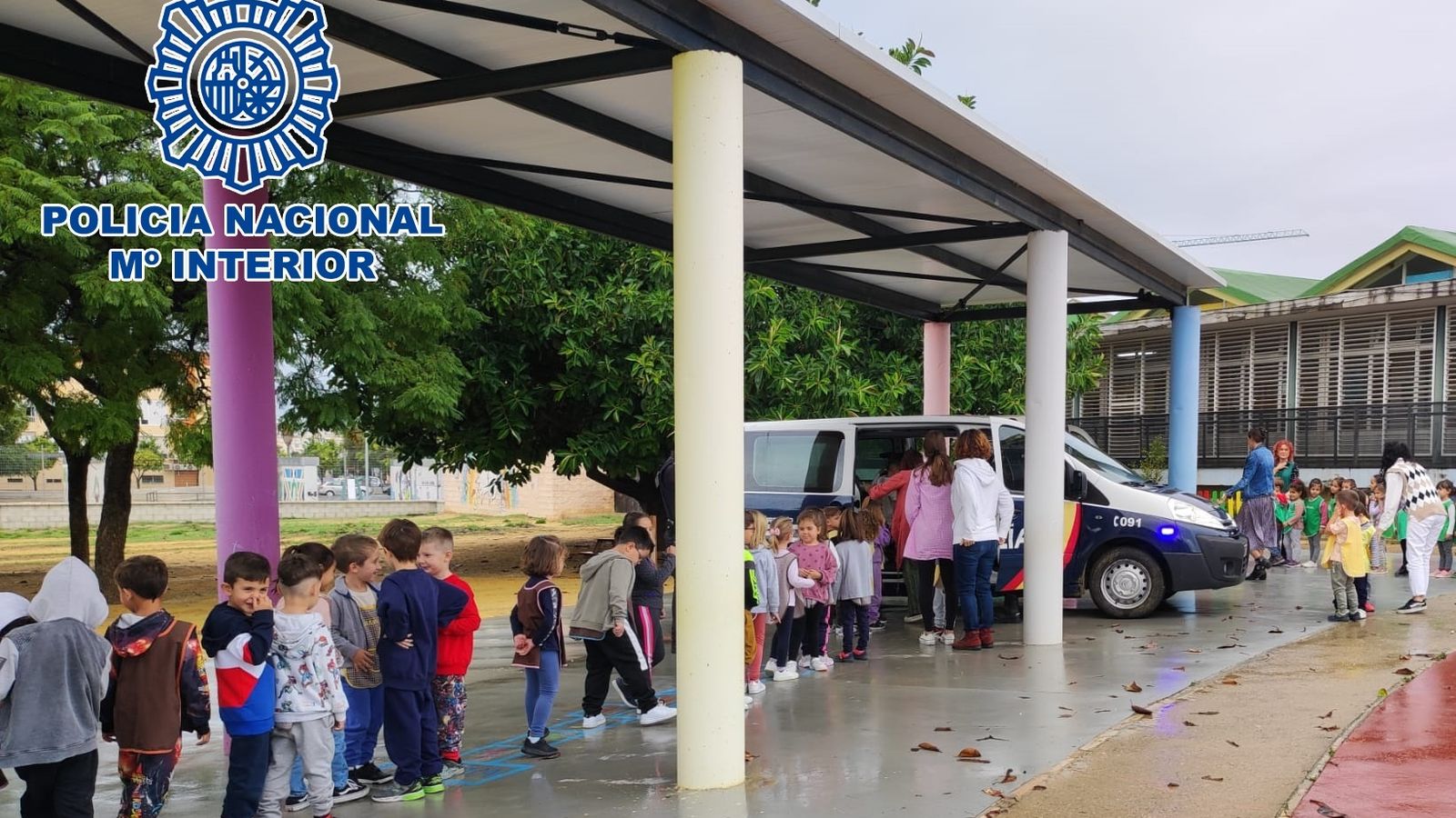 Visita de la Policía Nacional a la Escuela Infantil Elvira Lindo de Puerto Real