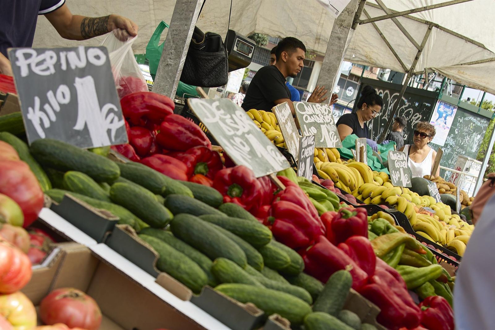 Un puesto de frutas y verduras en un mercadillo.