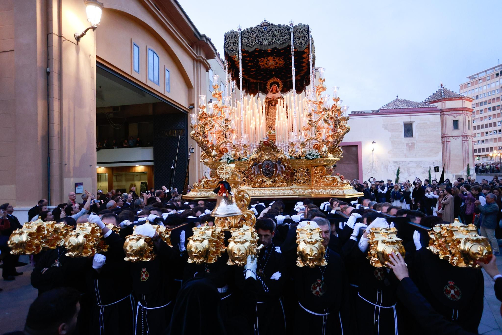 Mena y la Legión en su procesión del Jueves Santo en Málaga, en fotos Mena y la Legión en su procesión del Jueves Santo en Málaga, en fotos