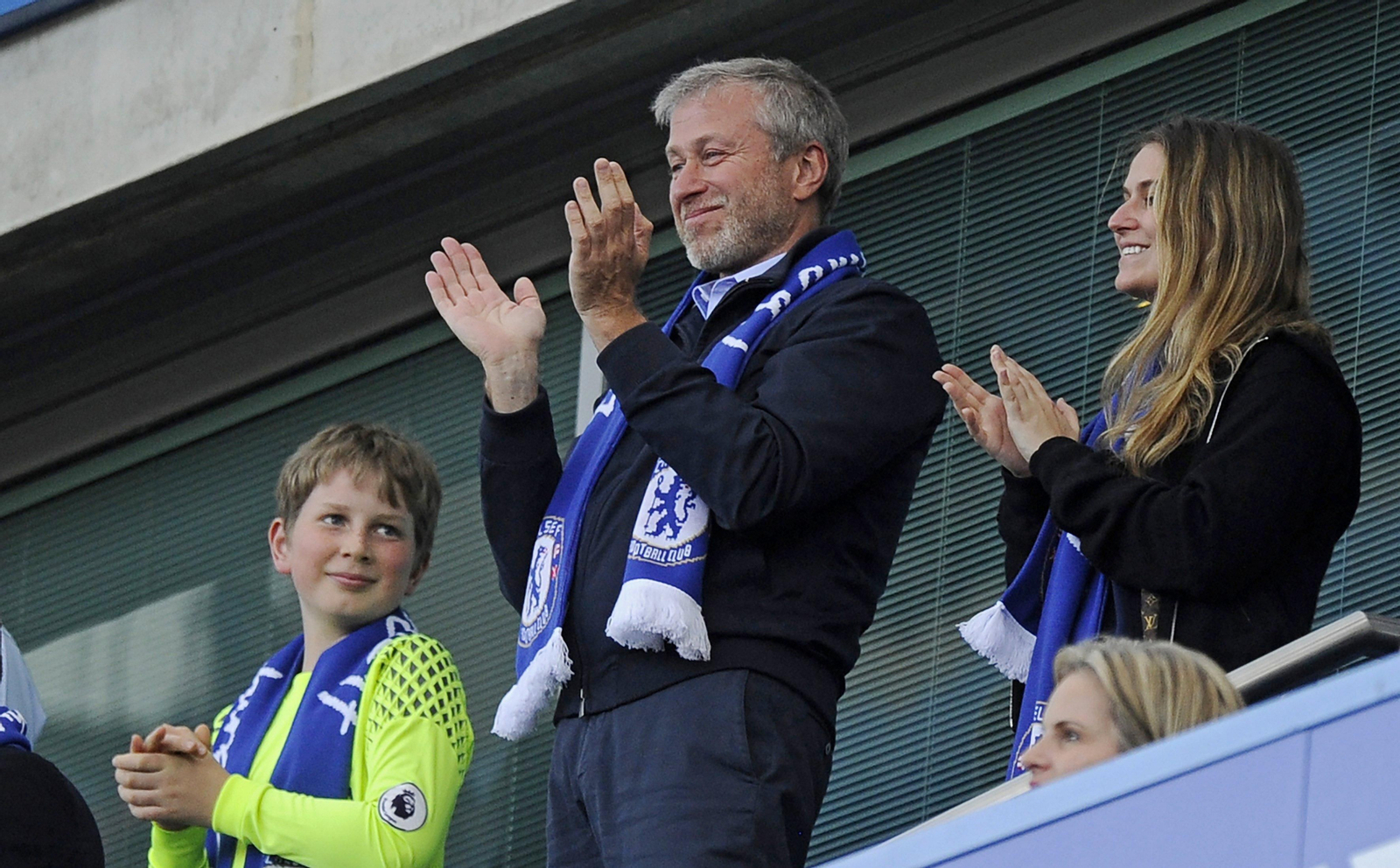 Roman Abramovich en  un partido del Chelsea con su familia