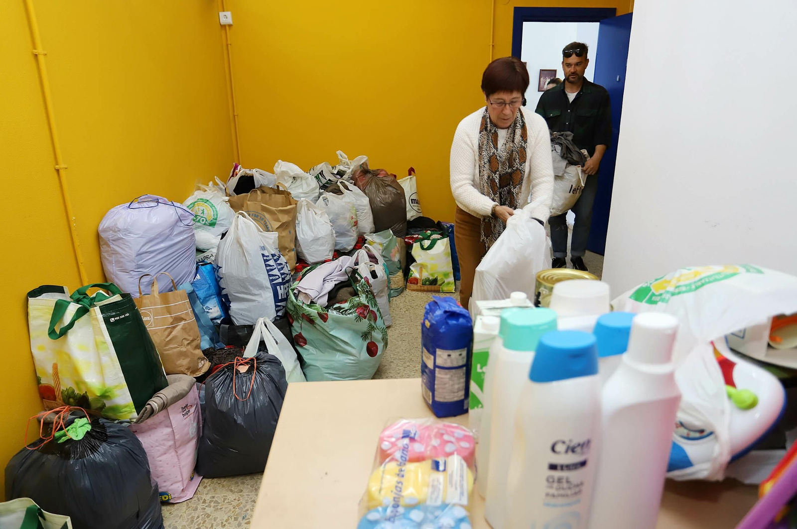 Imágenes de la ayuda vecinal para la familia afectada por el incendio en la Hispanidad