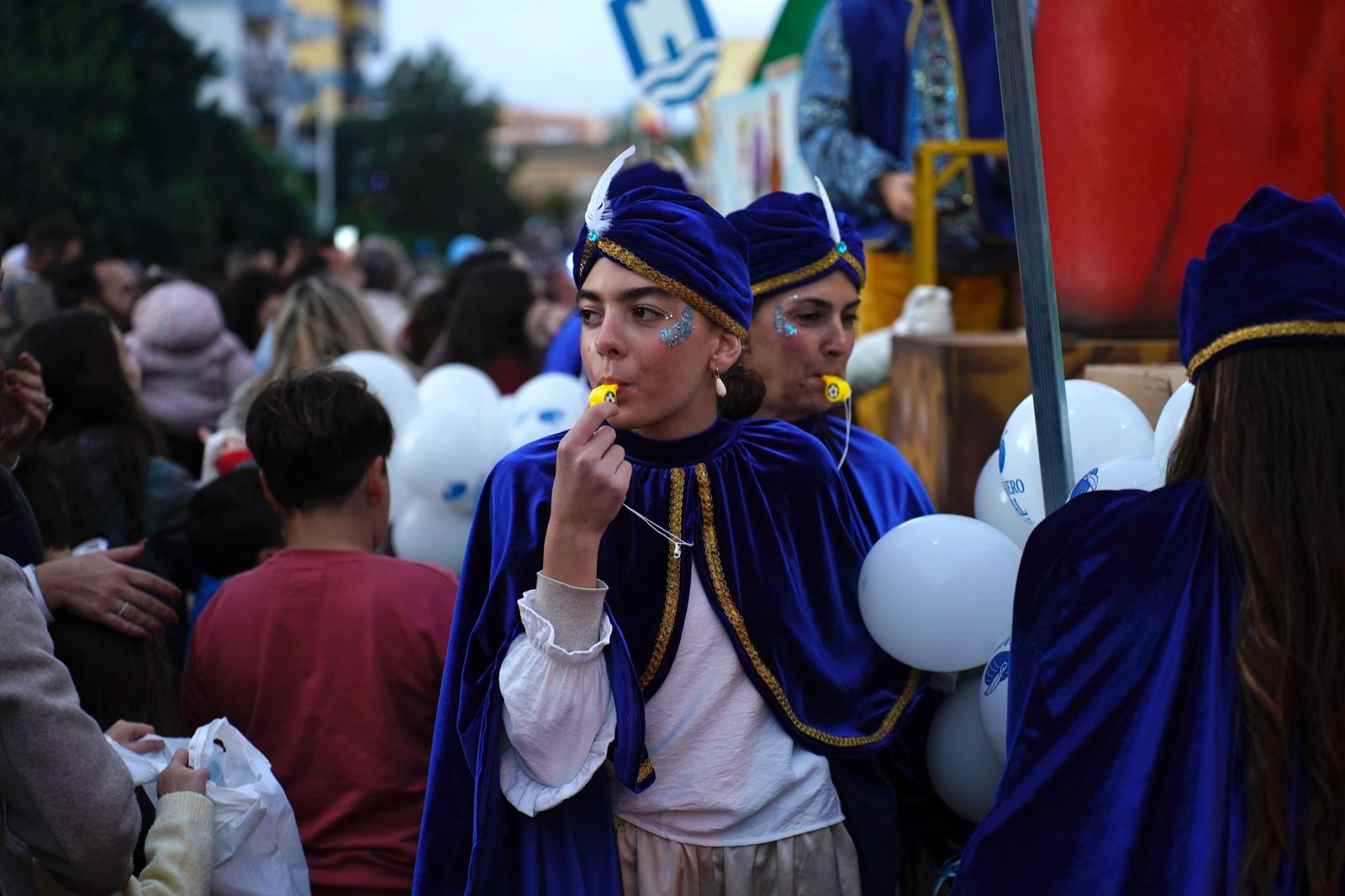 Búscate en las fotos de la cabalgata de Reyes Magos 2026 en Algeciras