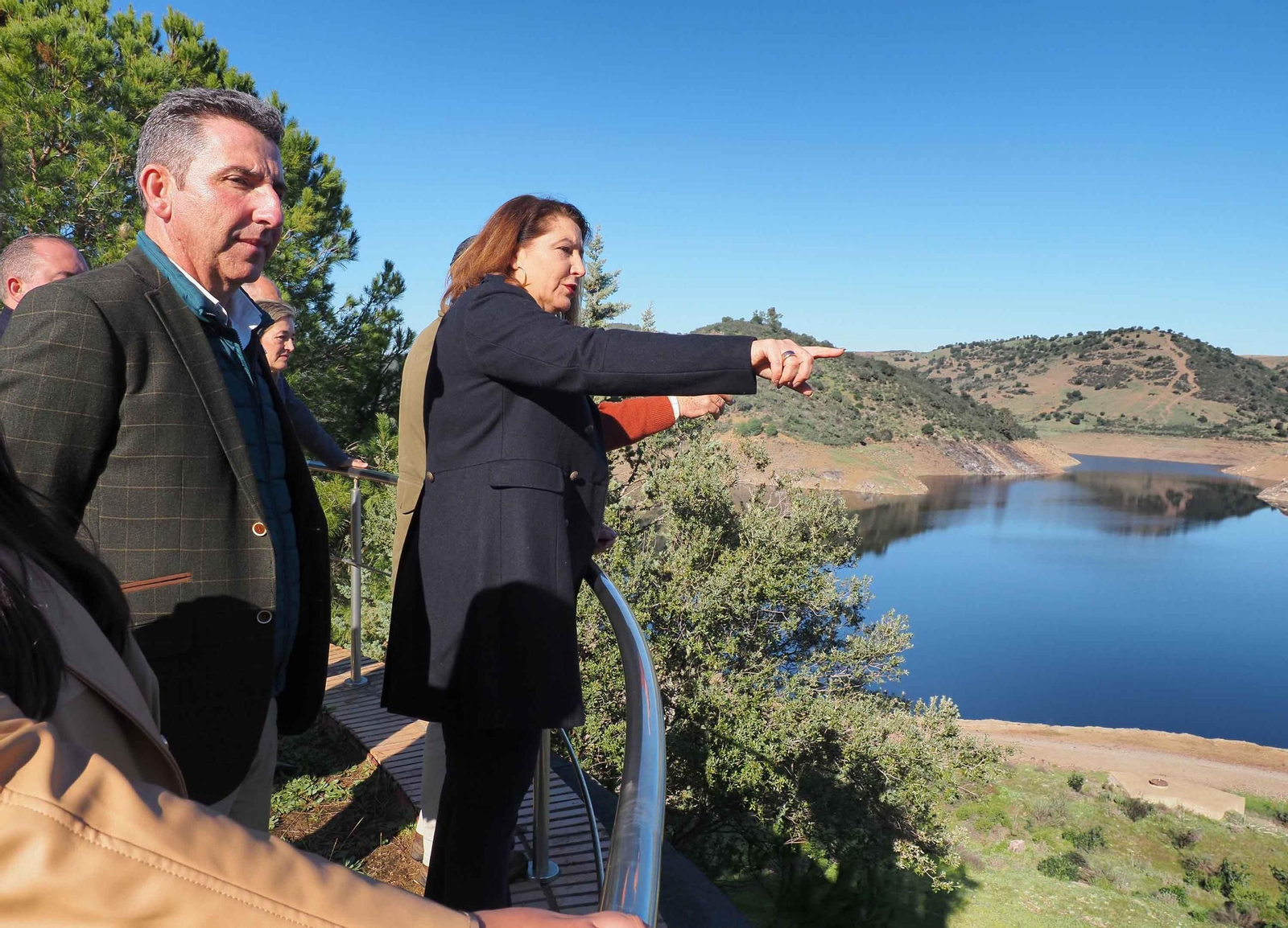 Álvaro Burgos, en una visita en enero de 2024 a la presa del Chanza con la entonces consejera de Agricultura, Carmen Crespo