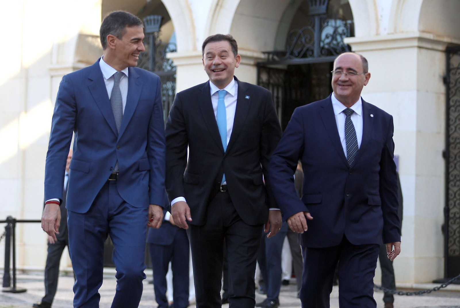 El presidente del Gobierno, Pedro Sánchez, el primer ministro de Portugal, Luis Montenegro, y el alcalde de Faro, Rogério Bacalhau, este miércoles en la Cumbre Ibérica en Faro.