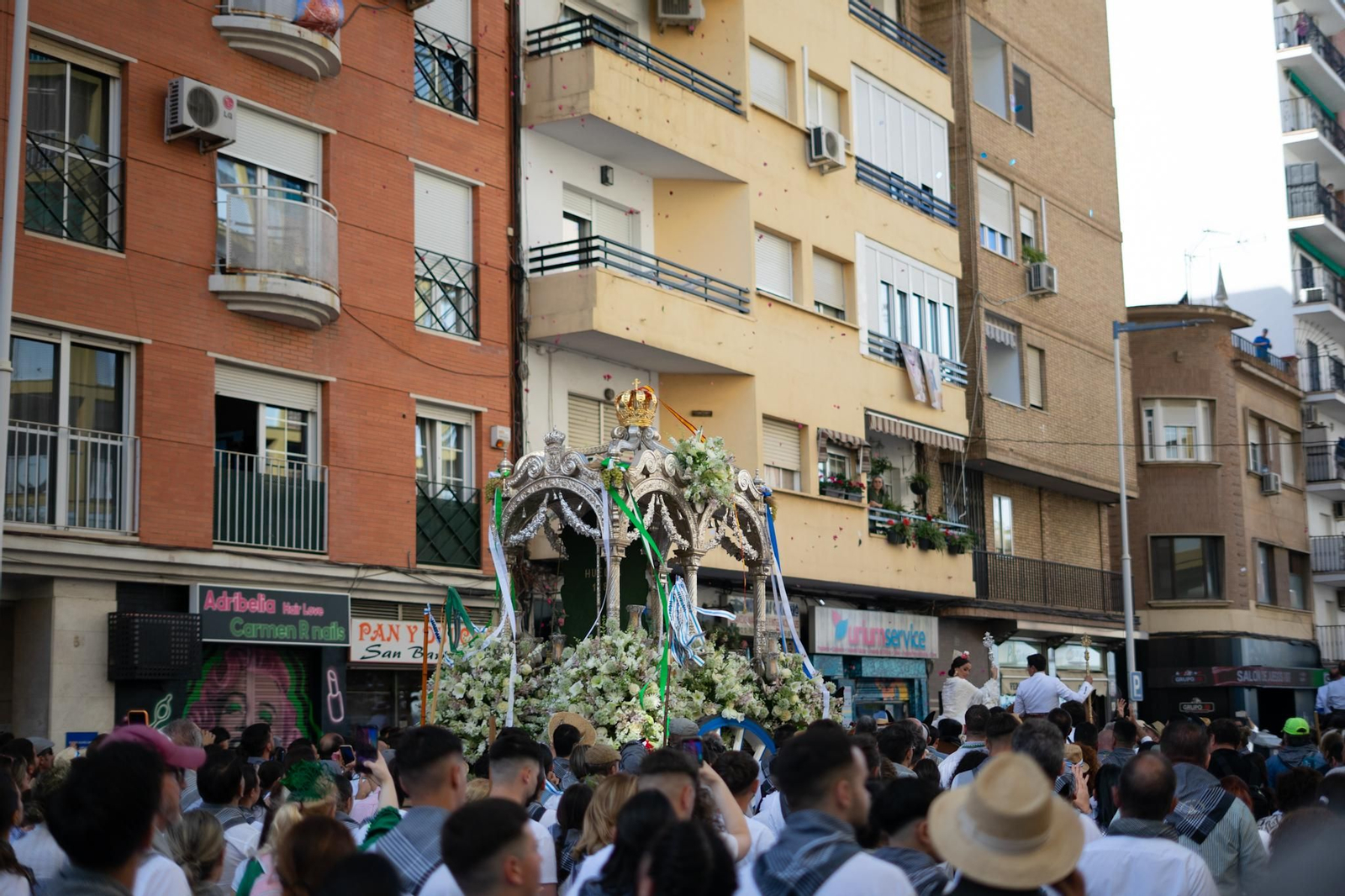 El Rocío 2025 | Búscate entre los carros y la caballería de la salida de la Hermandad de Huelva este jueves por las calles de la ciudad El Rocío 2025 | Búscate entre los carros y la caballería de la salida de la Hermandad de Huelva este jueves por las calles de la ciudad