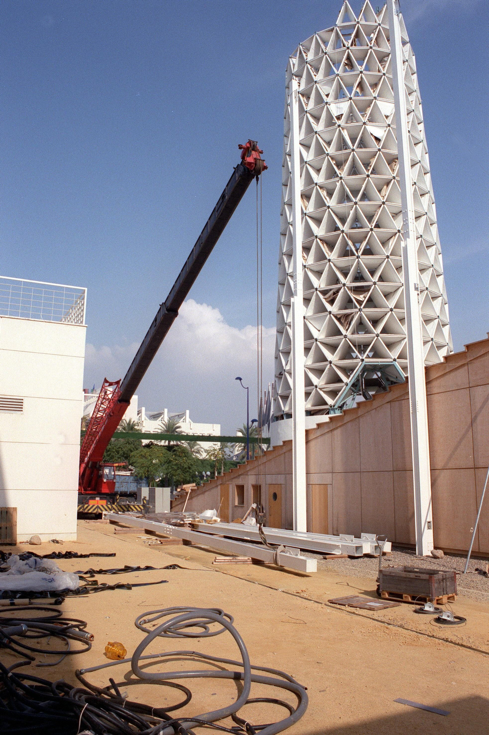 Construcción de la torre del pabellón de Suiza.