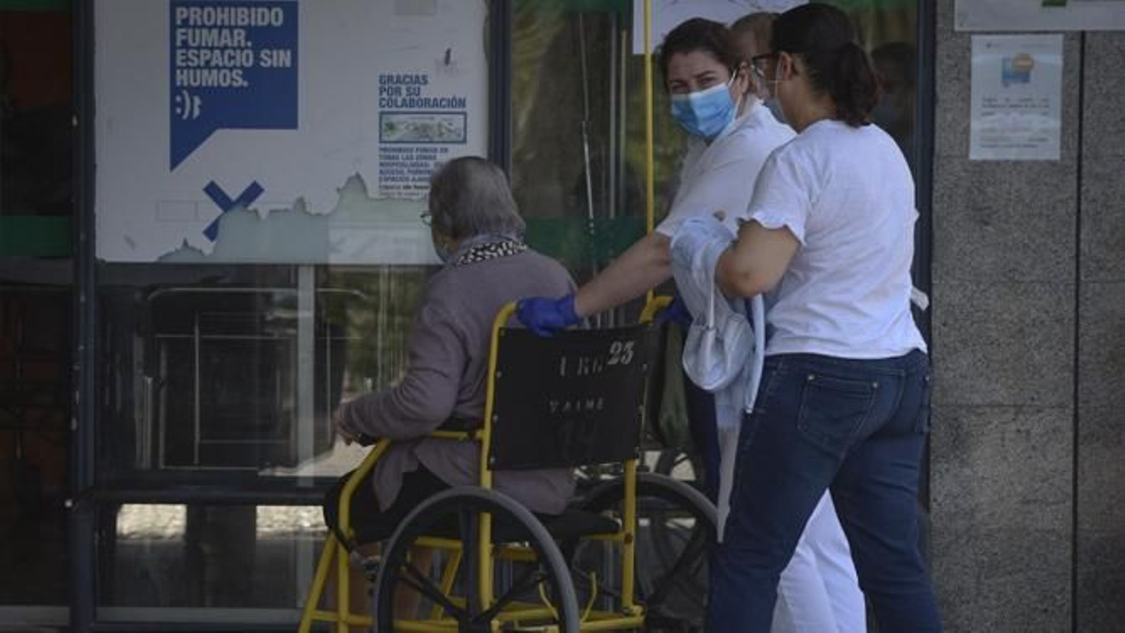Sanitarios y familiares acompañan a una paciente a las puertas del Hospital  de Valme.