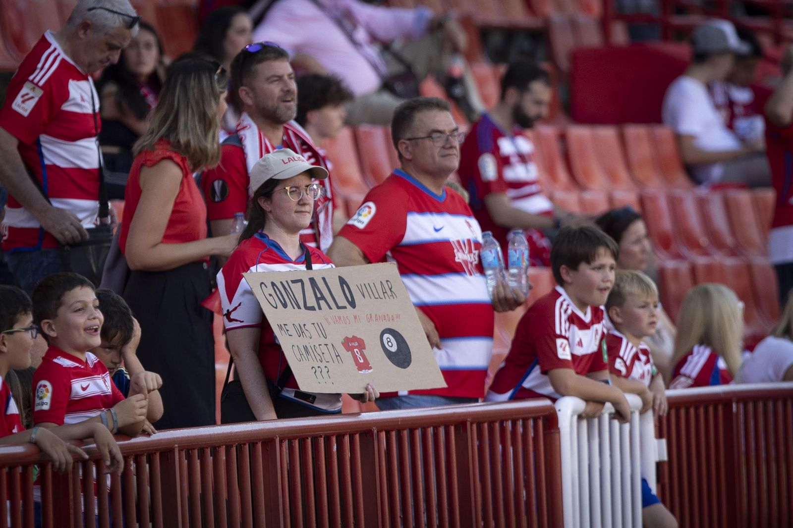 Encuéntrate en la grada de Los Cármenes en el Granada-Castellón