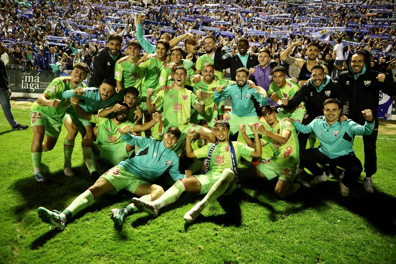 La celebración del Málaga CF en el césped de El Maulí