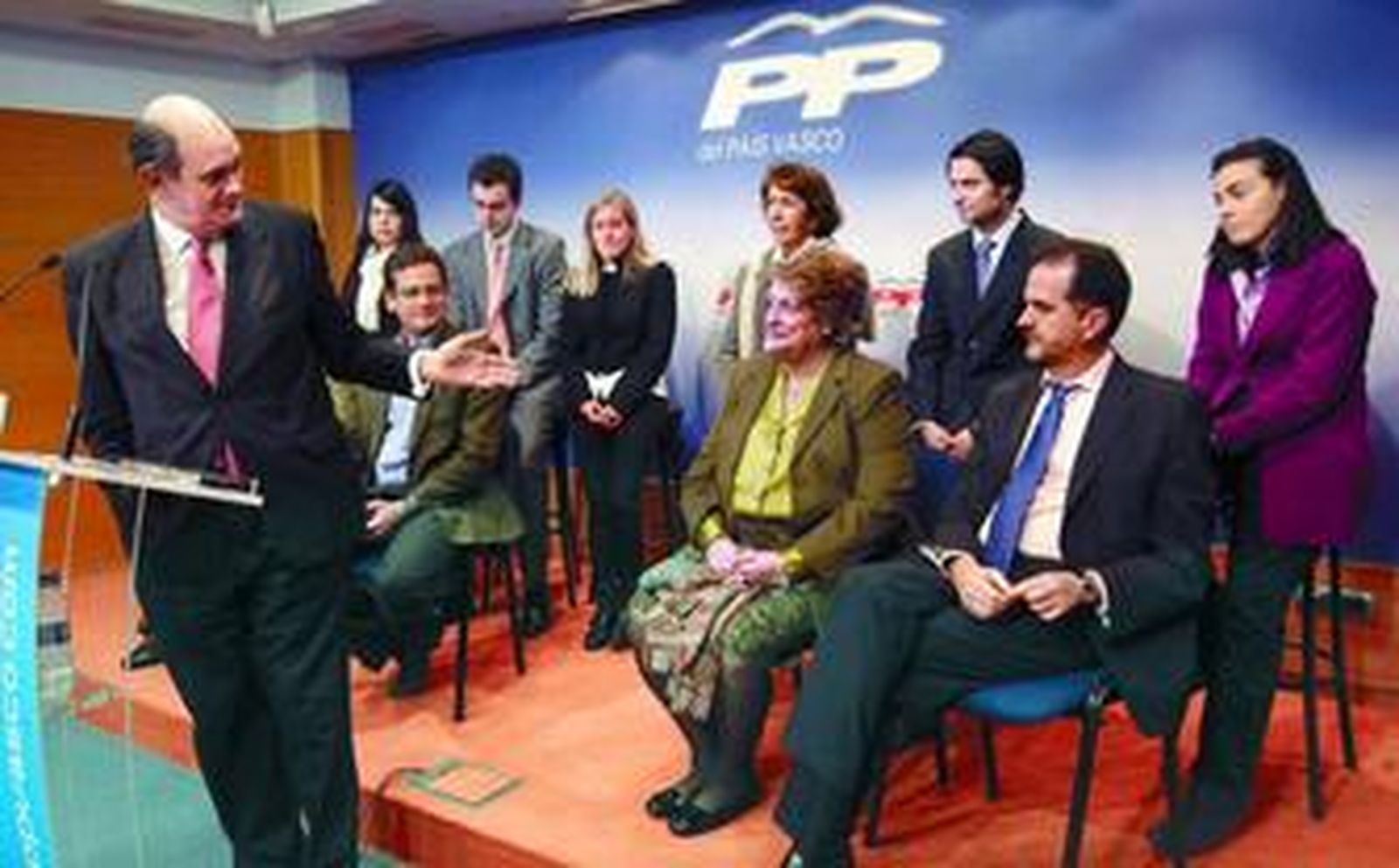 Ignacio Astarloa (izquierda), cabeza de lista al Congreso del PP por Vizcaya del PP, ayer en Bilbao.