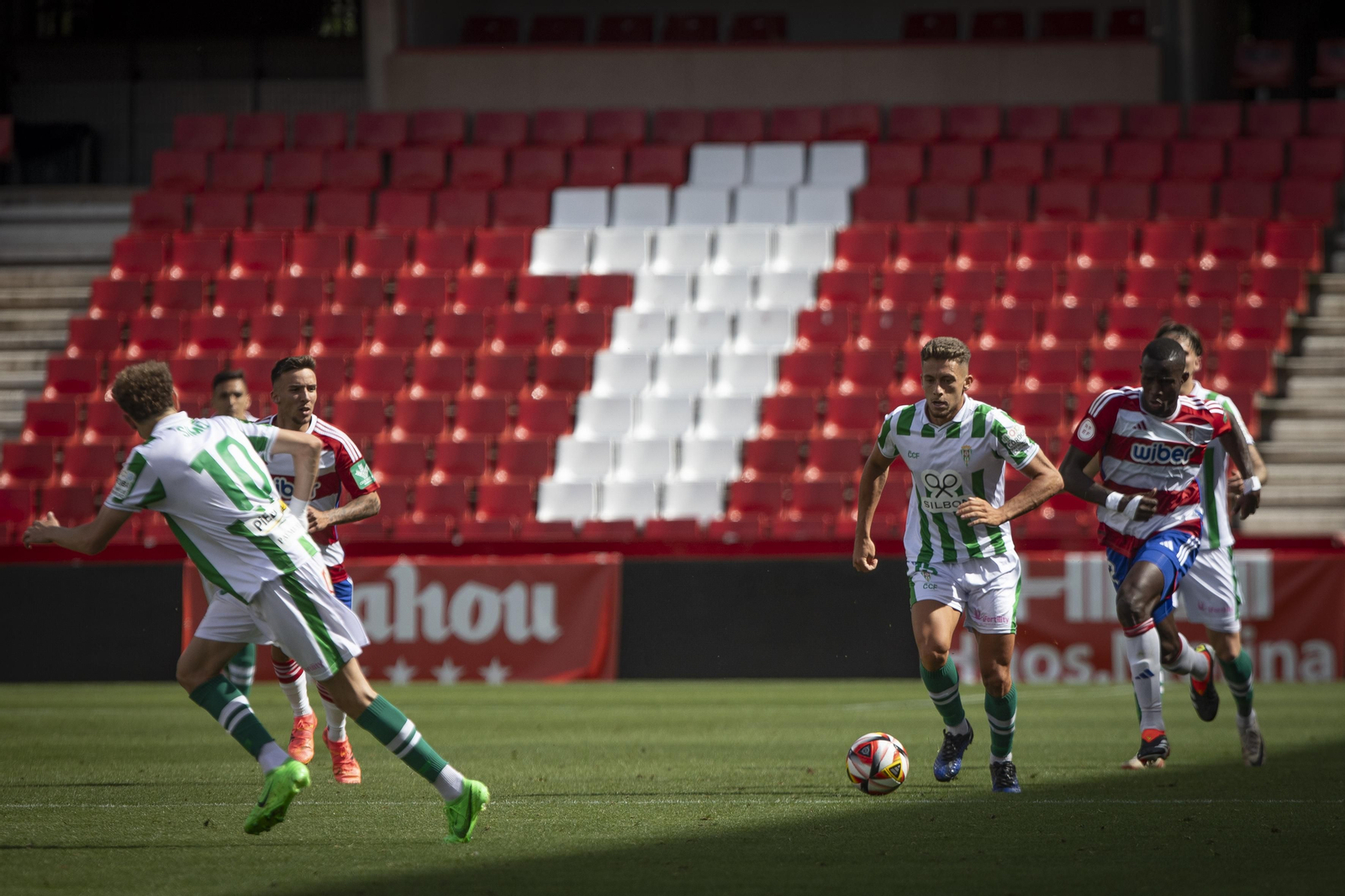 Las mejores fotos del ambiente en el Recreativo Granada - Córdoba CF