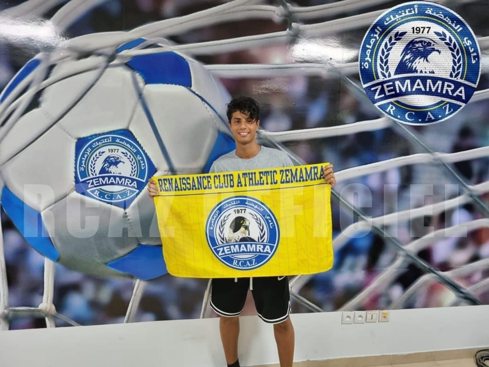 Hachim Mastour, con la bandera de su nuevo club.