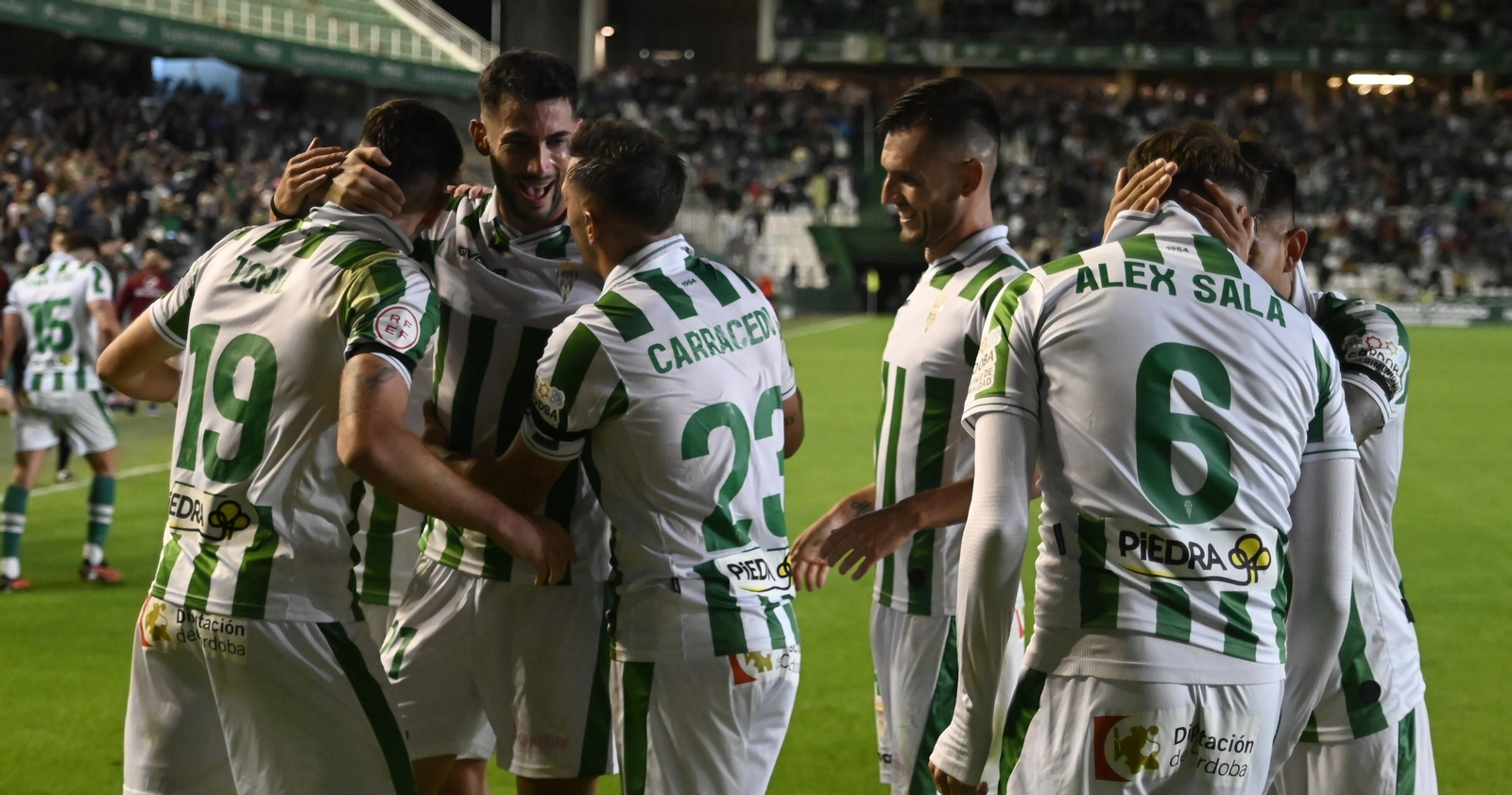 Los jugadores del Córdoba CF celebran el gol ante el Recreativo.