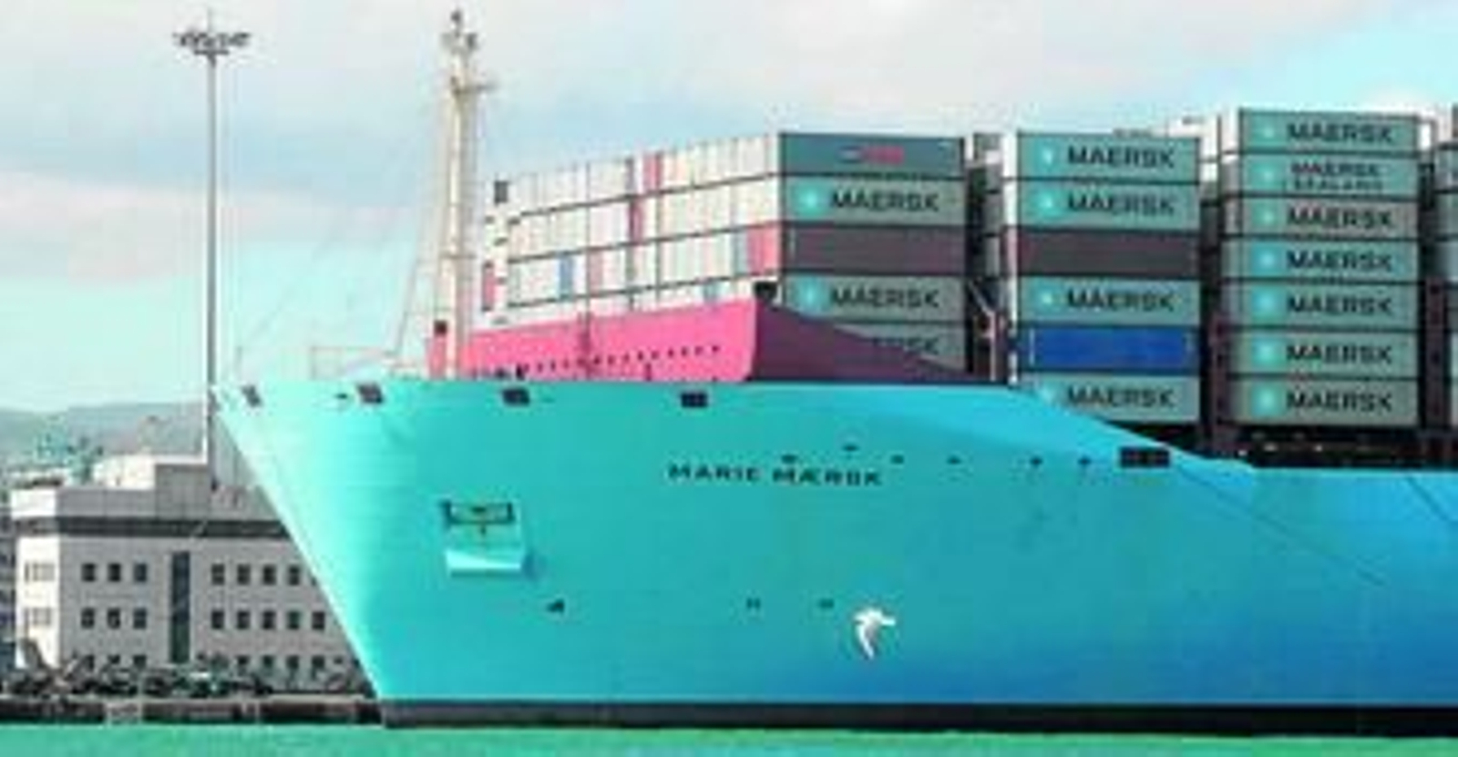 Un portacontenedores Triple-E, en el muelle Juan Carlos I del puerto de Algeciras.