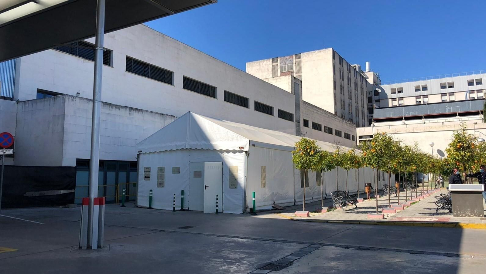 Carpa instalada como sala de espera de acompañantes de pacientes de Urgencias.