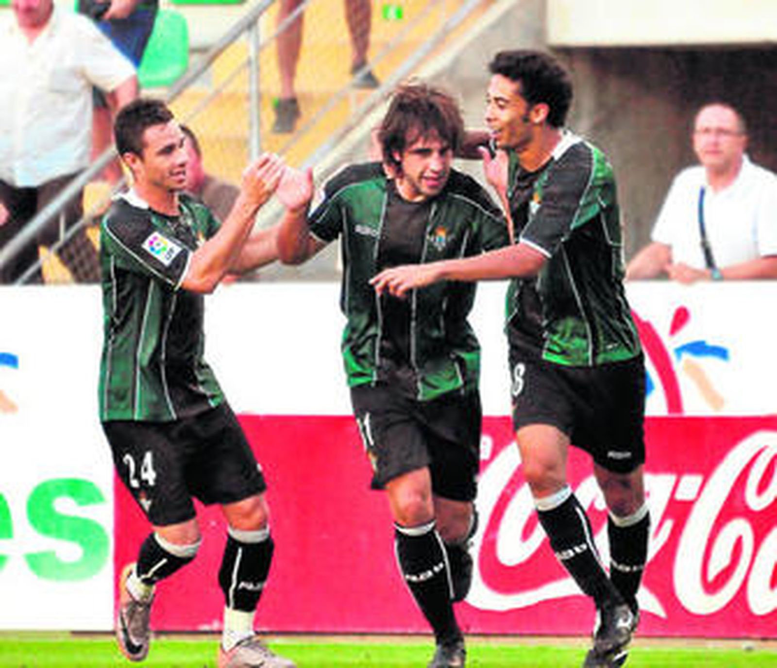 Rubén Castro e Iriney felicitan a Beñat, que consiguió el 0-2 a poco para el final del encuentro con un gran lanzamiento de falta directa.