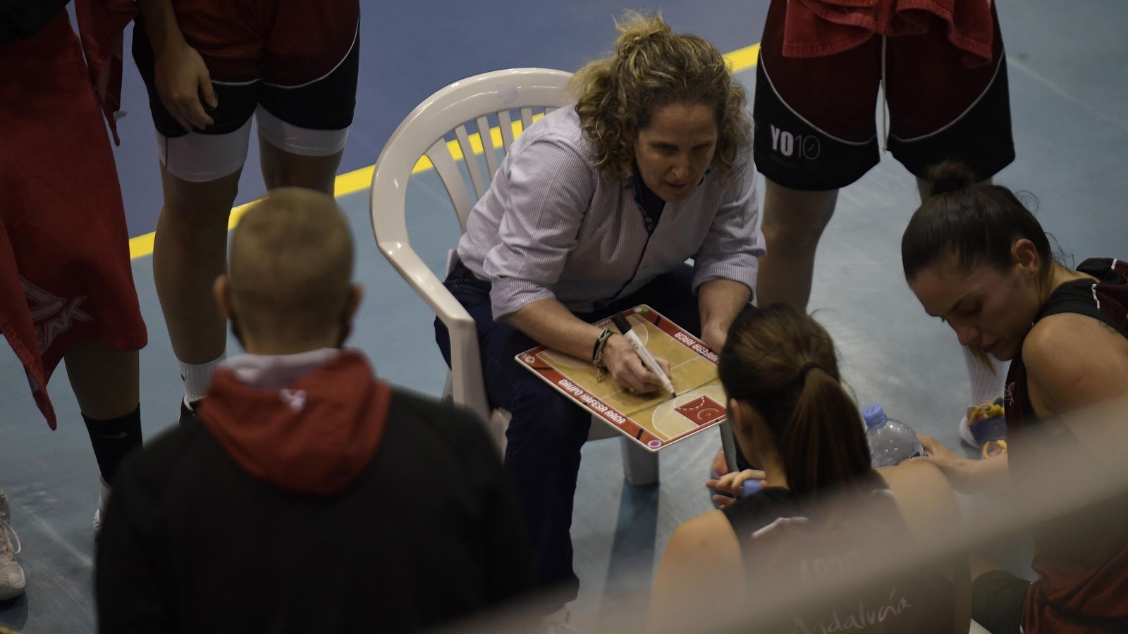 Maribel Piñar da instrucciones a sus jugadoras en un tiempo muerto.
