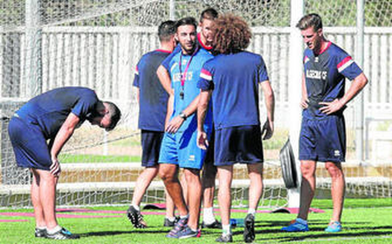 Miguel Chamorro, en el centro, rodeado de jugadores del Algeciras en un entrenamiento de esta semana.