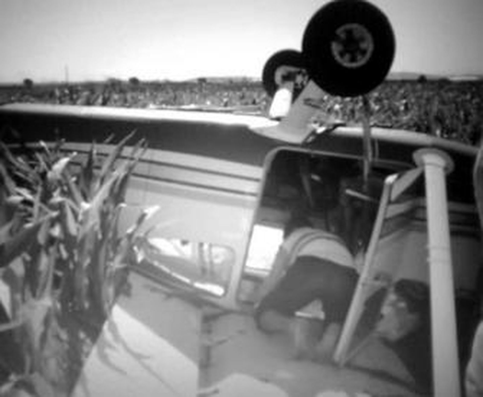 Antonio Arias tras el accidente buscando sus chanclas en la avioneta.