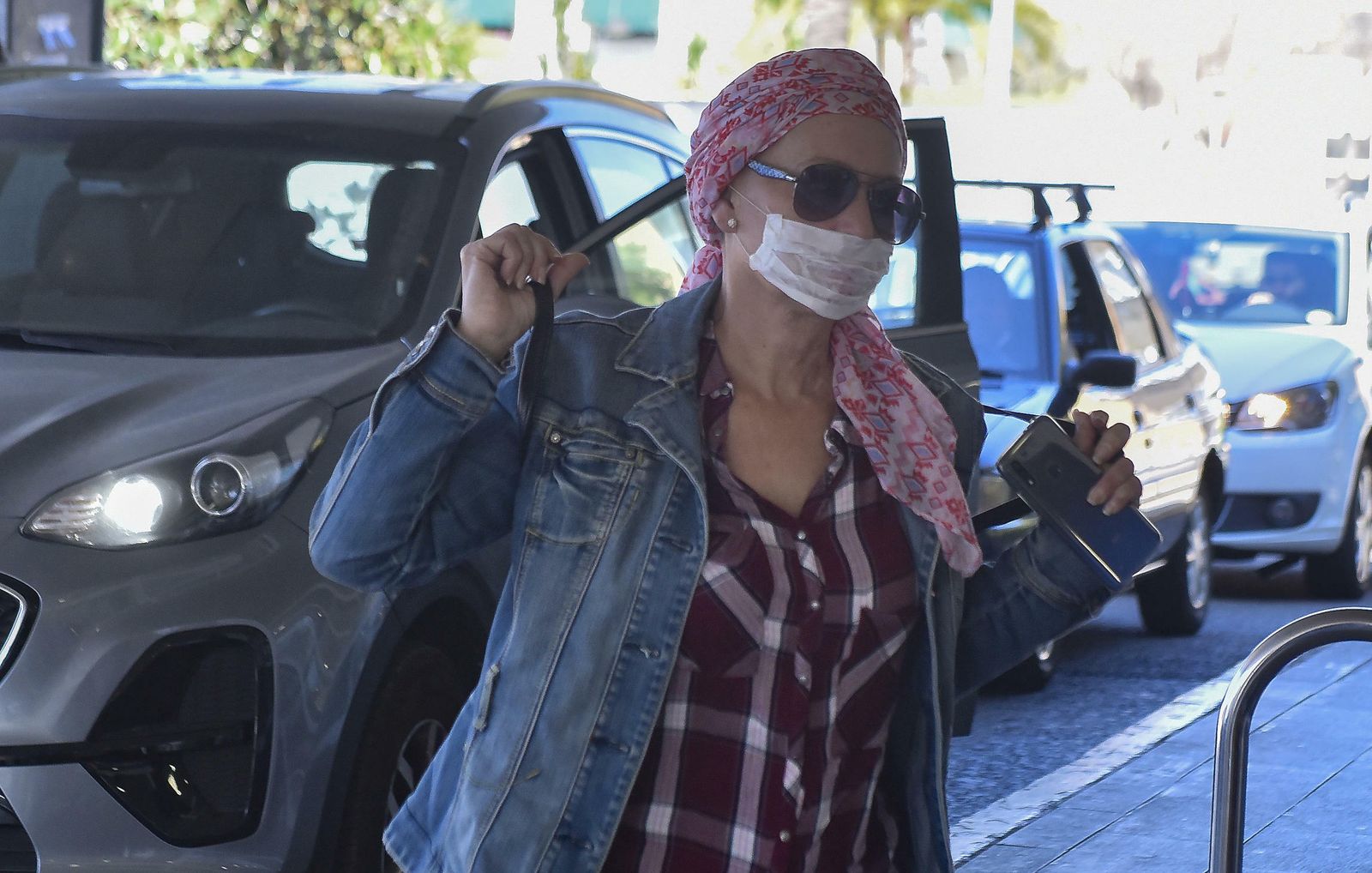 Una mujer se protege con una mascarilla en Sevilla