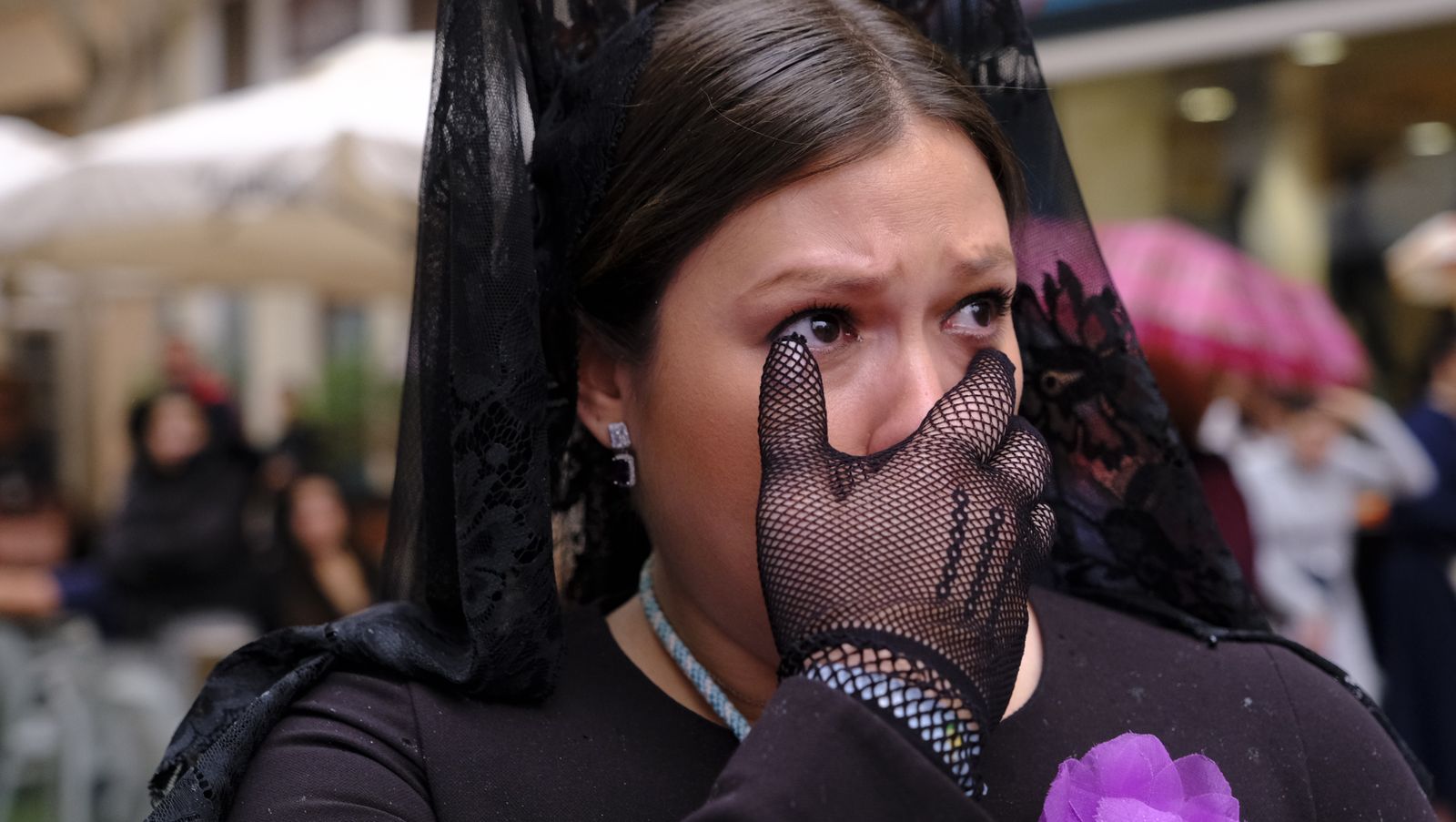 La Procesión de Los Ángeles de sobrepuso a la lluvia, en imágenes