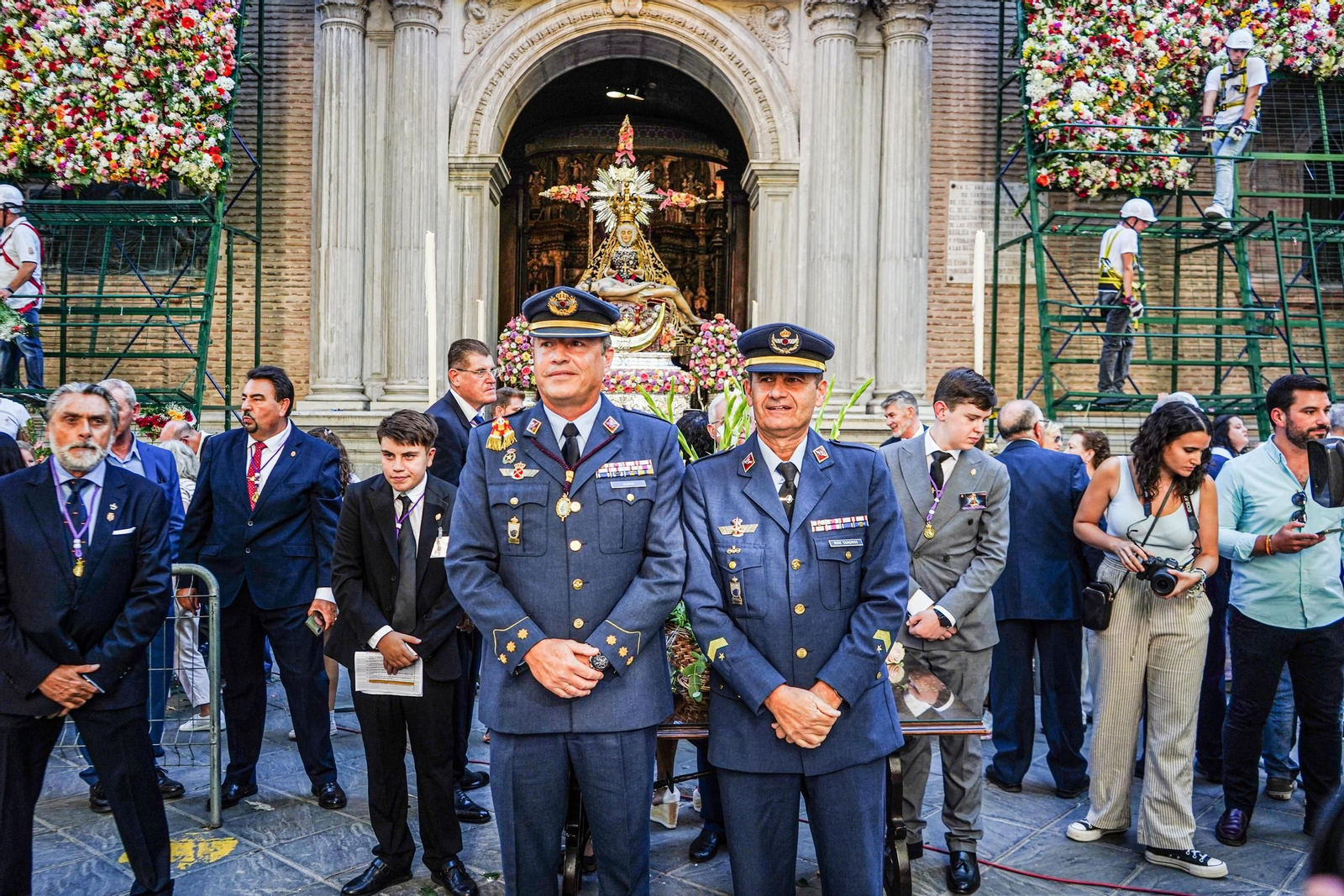 La ofrenda floral a la Virgen de las Angustias, patrona de Granada, en imágenes