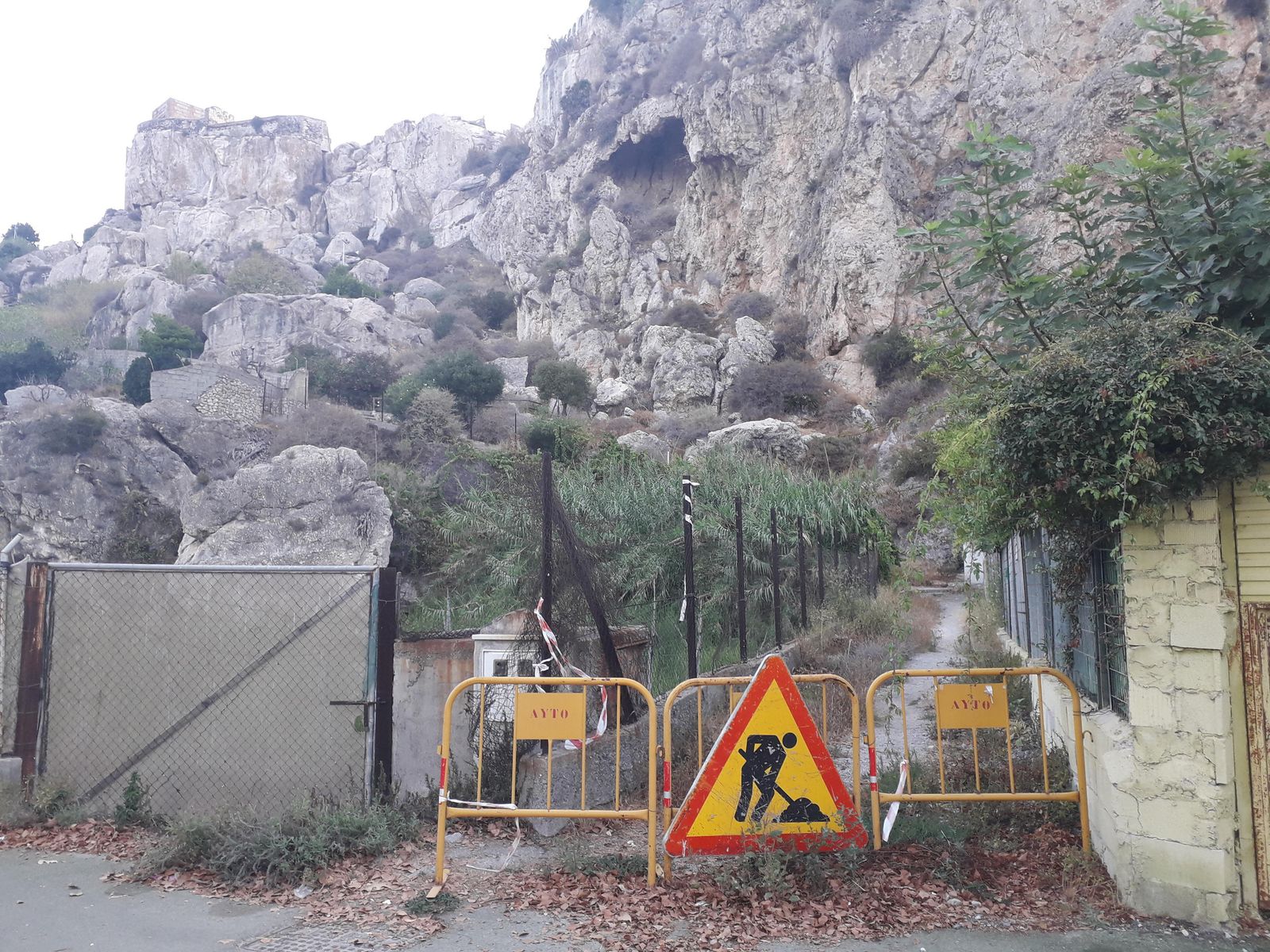 Acceso cortado en la bajada del castillo de Salobreña.